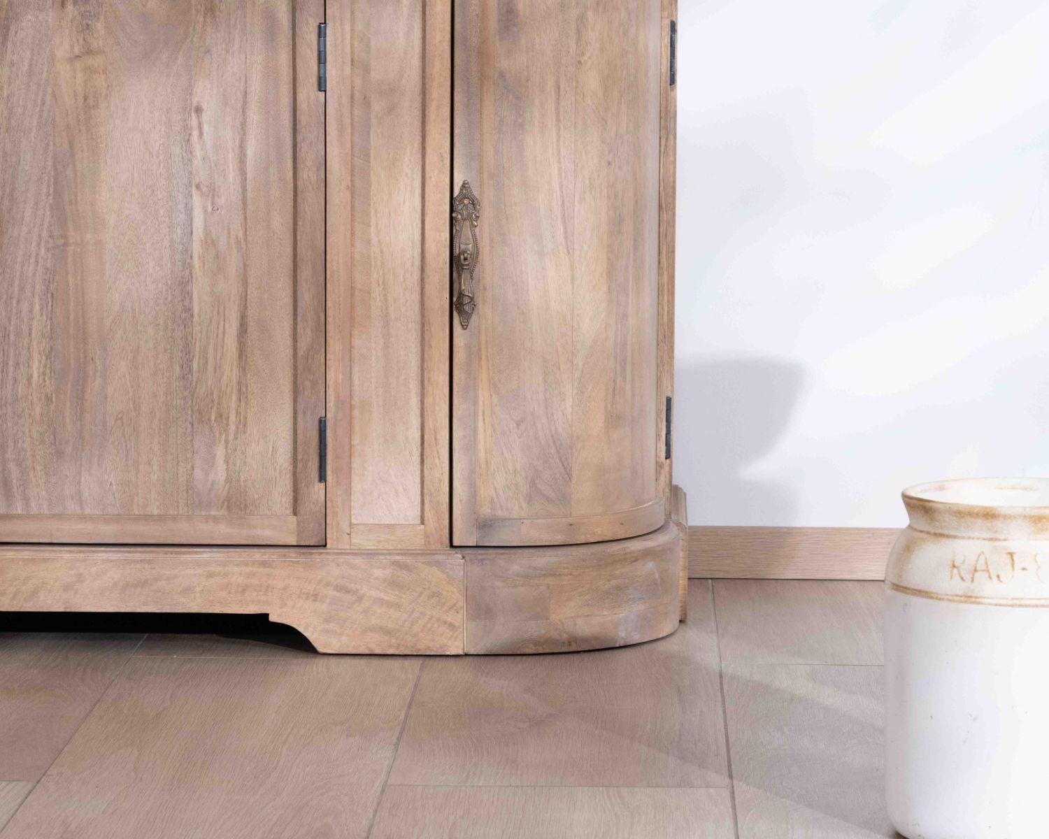 Mobiletto "Eglantine" 1 in legno massiccio di mango con finitura al quarzo bianco