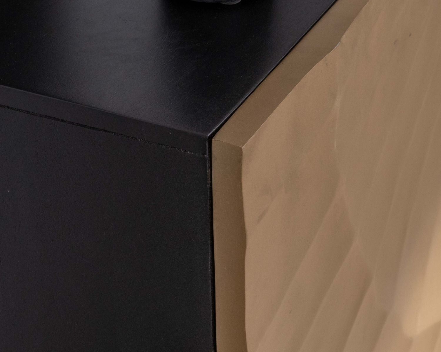 Credenza "Pop Vintage" a 4 ante, oro e nero, in metallo e legno massiccio