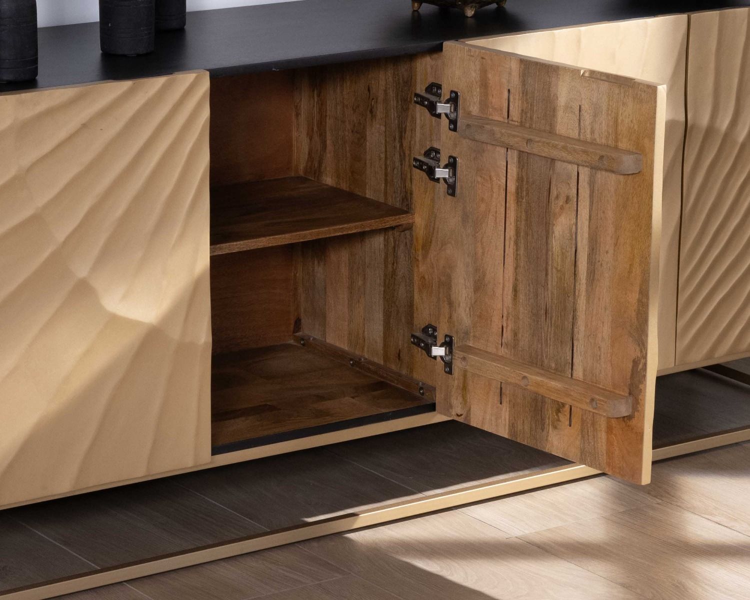 Credenza "Pop Vintage" a 4 ante, oro e nero, in metallo e legno massiccio