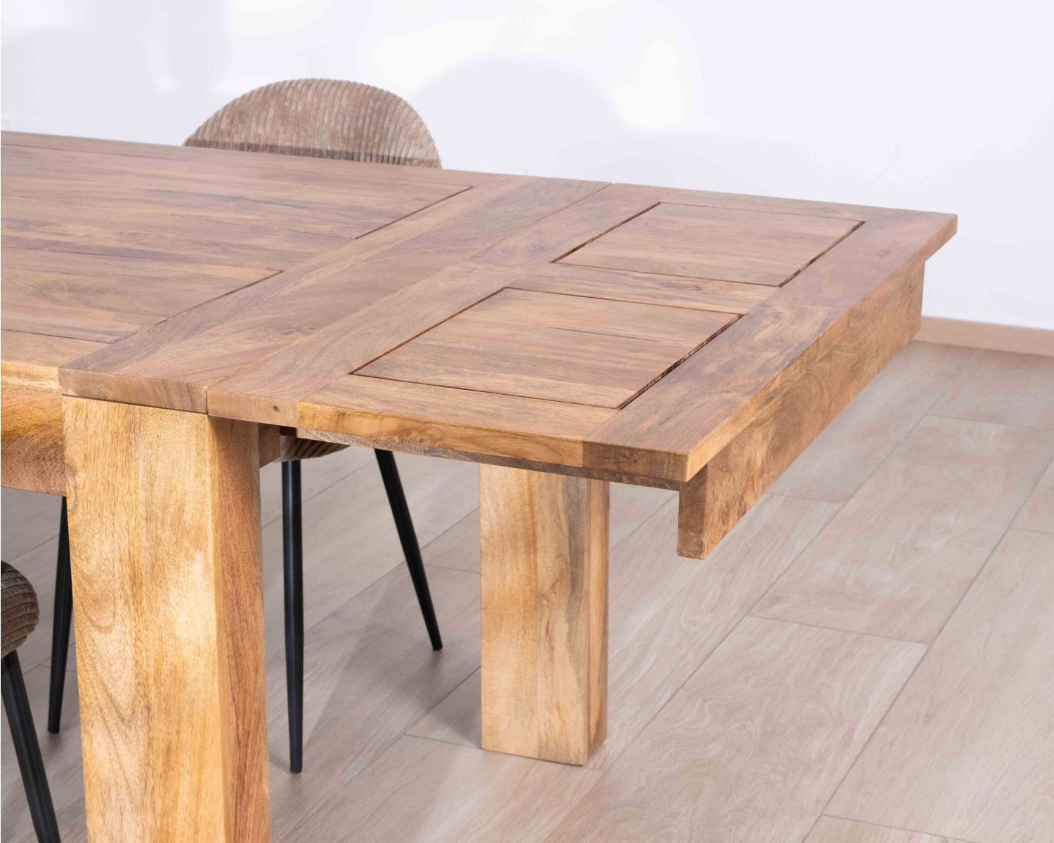 Tavolo da pranzo allungabile "Jappéo" in legno di mango tinto rovere chiaro, da 160 a 250 cm