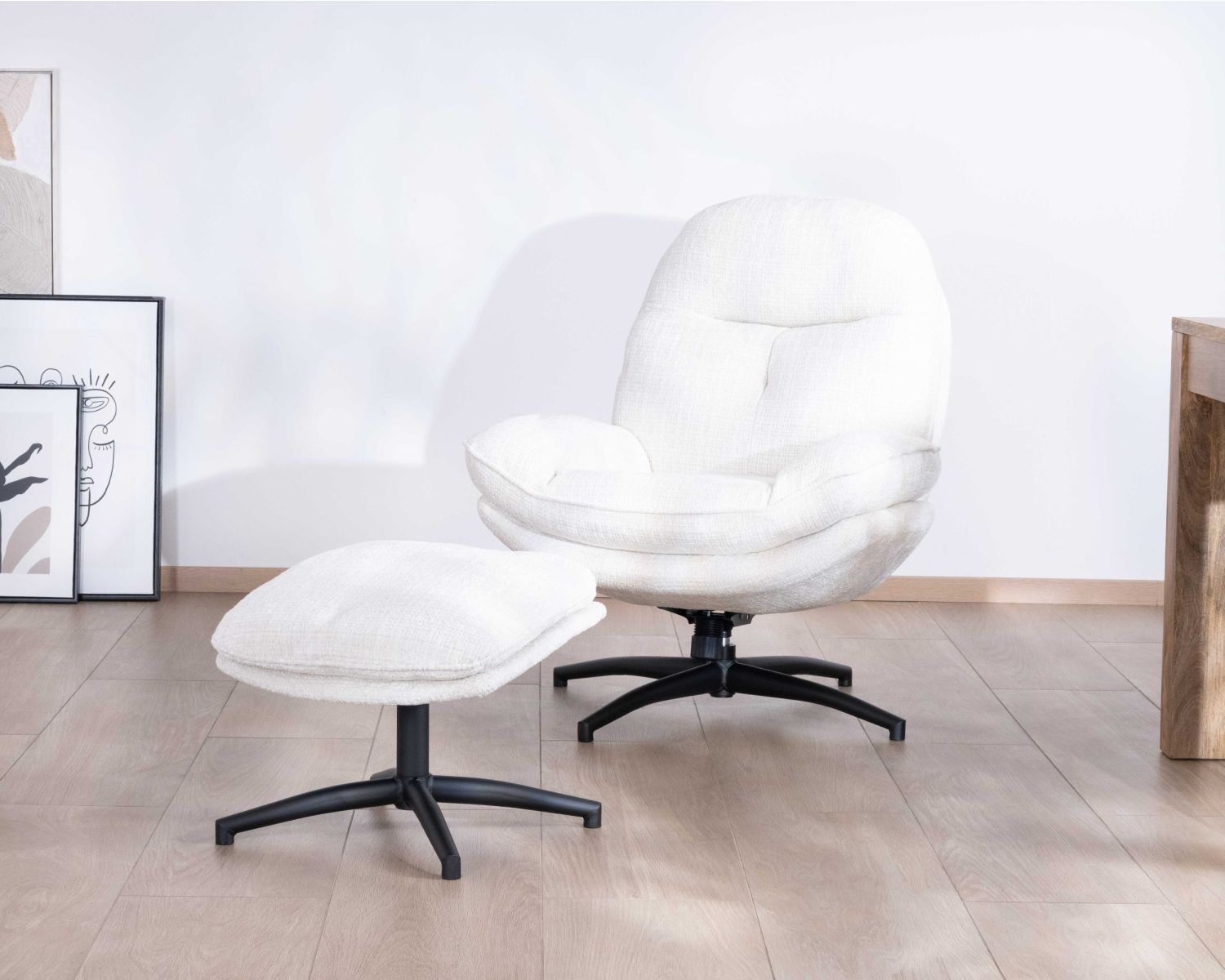 Poltrona vintage "Branson" con poggiapiedi in morbidissimo tessuto bianco