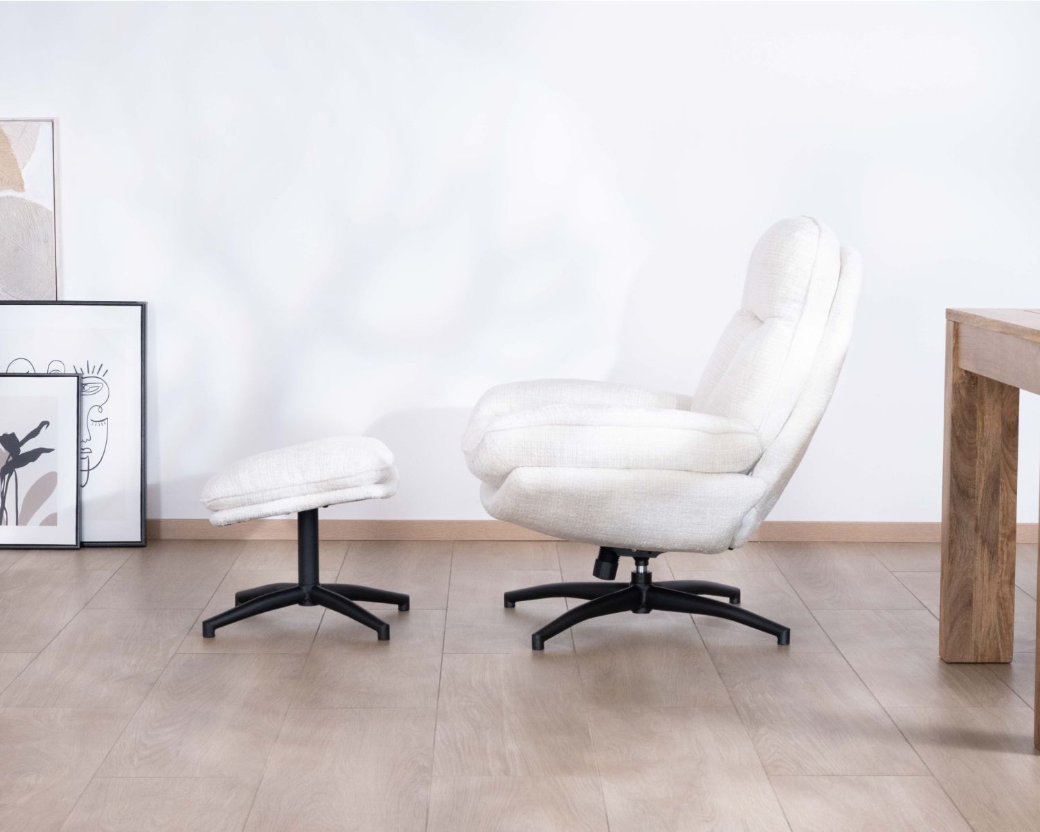 Poltrona vintage "Branson" con poggiapiedi in morbidissimo tessuto bianco