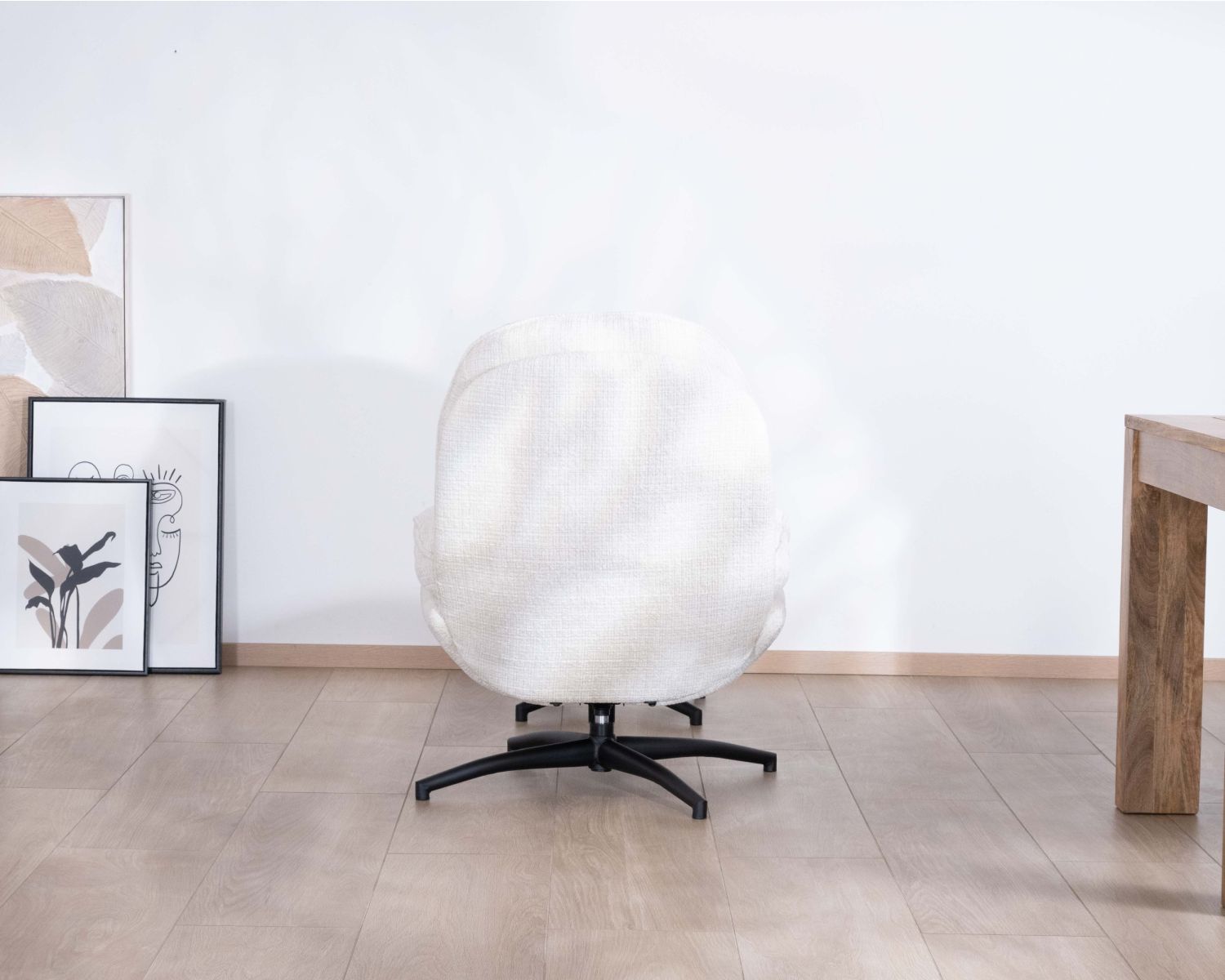 Poltrona vintage "Branson" con poggiapiedi in morbidissimo tessuto bianco