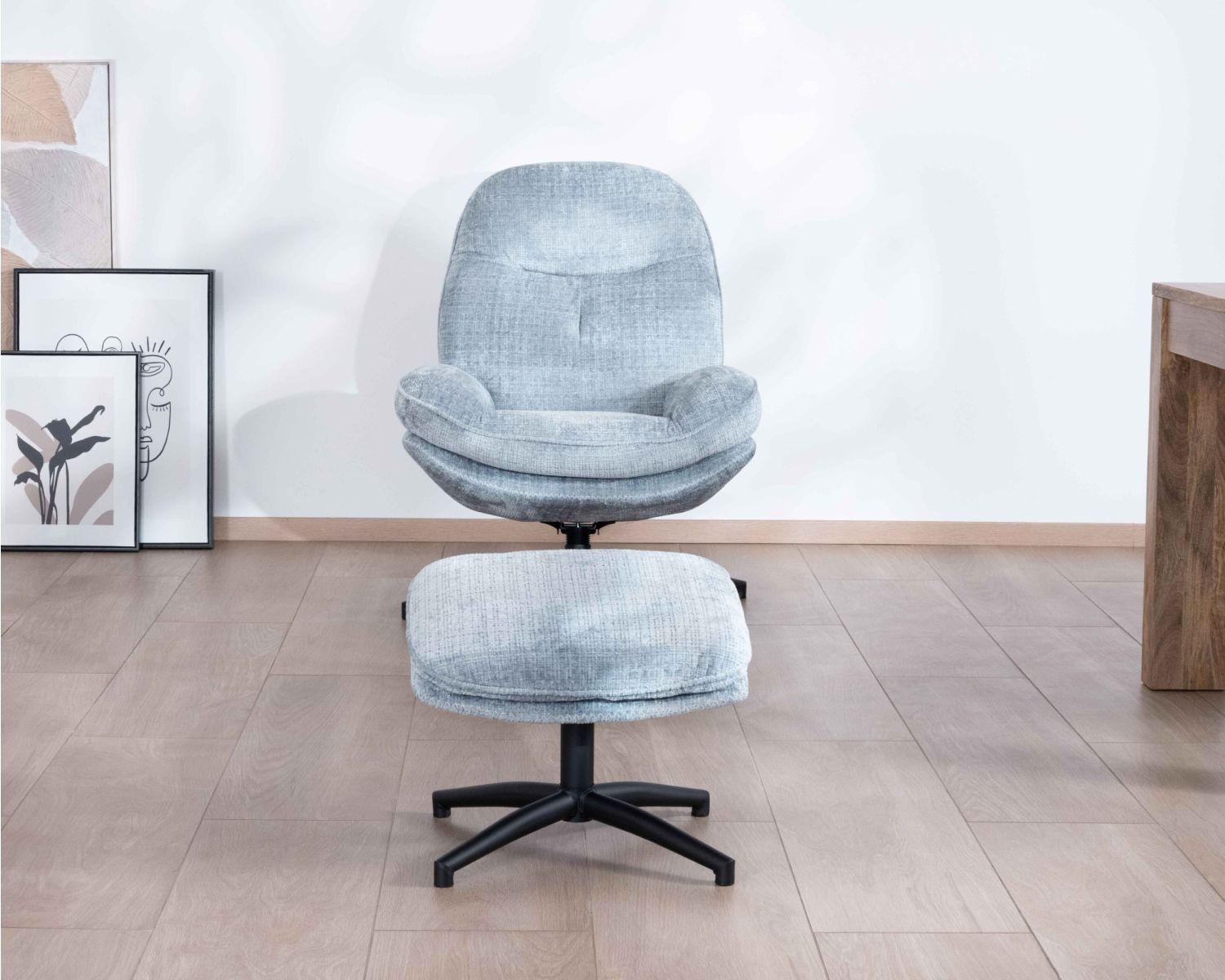 Poltrona girevole avvolgente "Branson" con poggiapiedi in tessuto blu glaciale