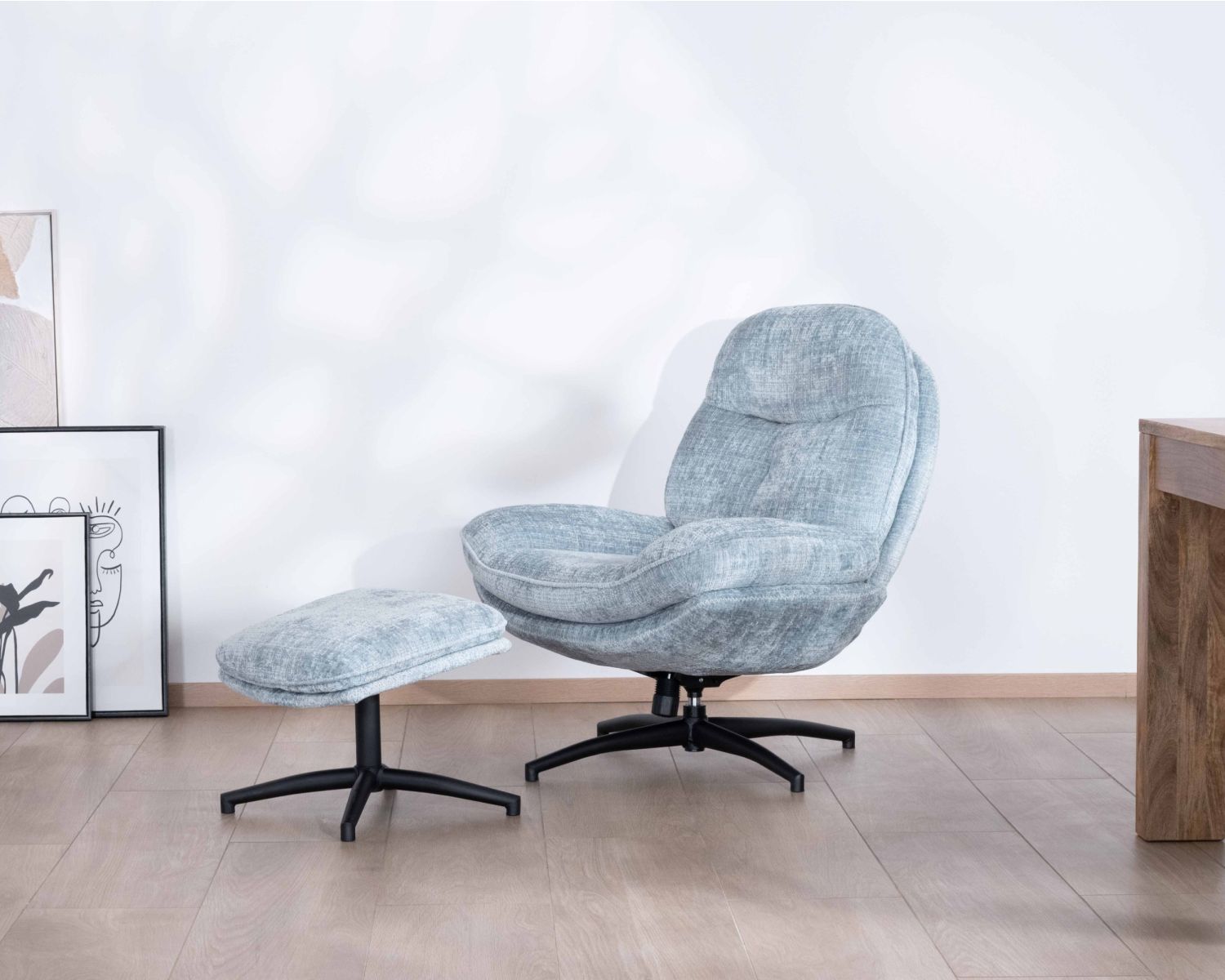 Poltrona girevole avvolgente "Branson" con poggiapiedi in tessuto blu glaciale