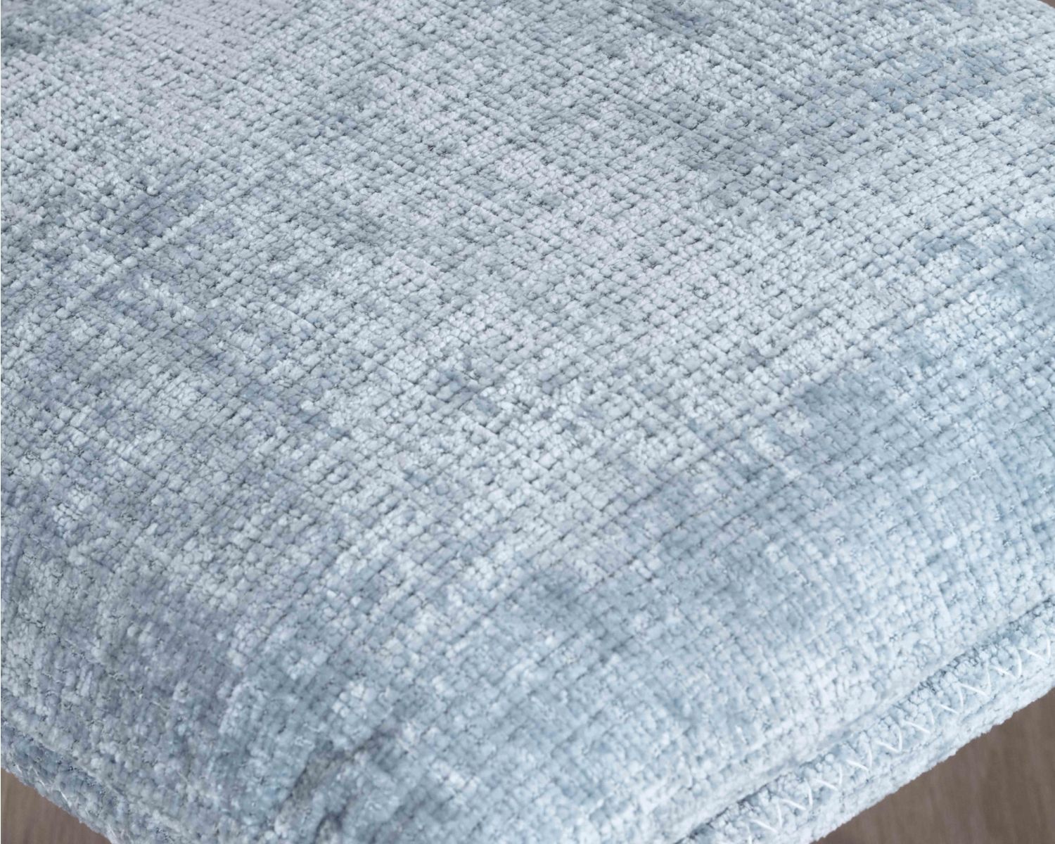 Poltrona girevole avvolgente "Branson" con poggiapiedi in tessuto blu glaciale