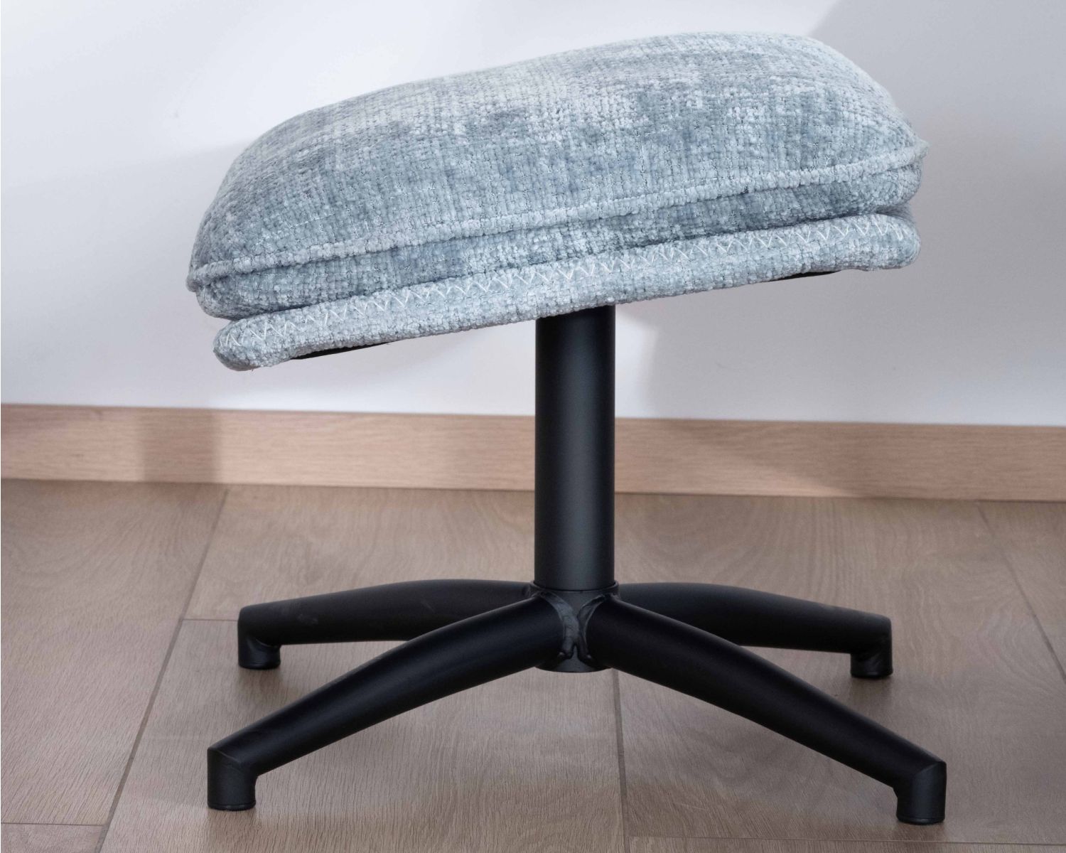 Poltrona girevole avvolgente "Branson" con poggiapiedi in tessuto blu glaciale