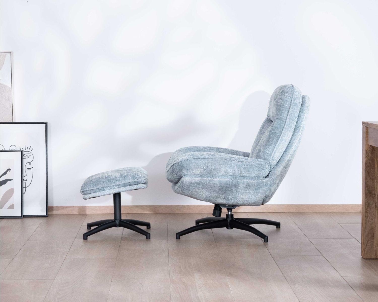 Poltrona girevole avvolgente "Branson" con poggiapiedi in tessuto blu glaciale