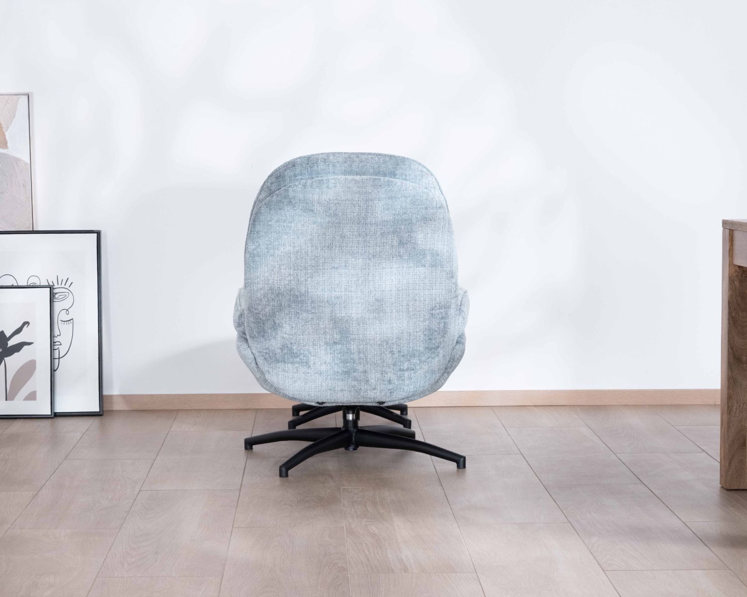 Poltrona girevole avvolgente "Branson" con poggiapiedi in tessuto blu glaciale