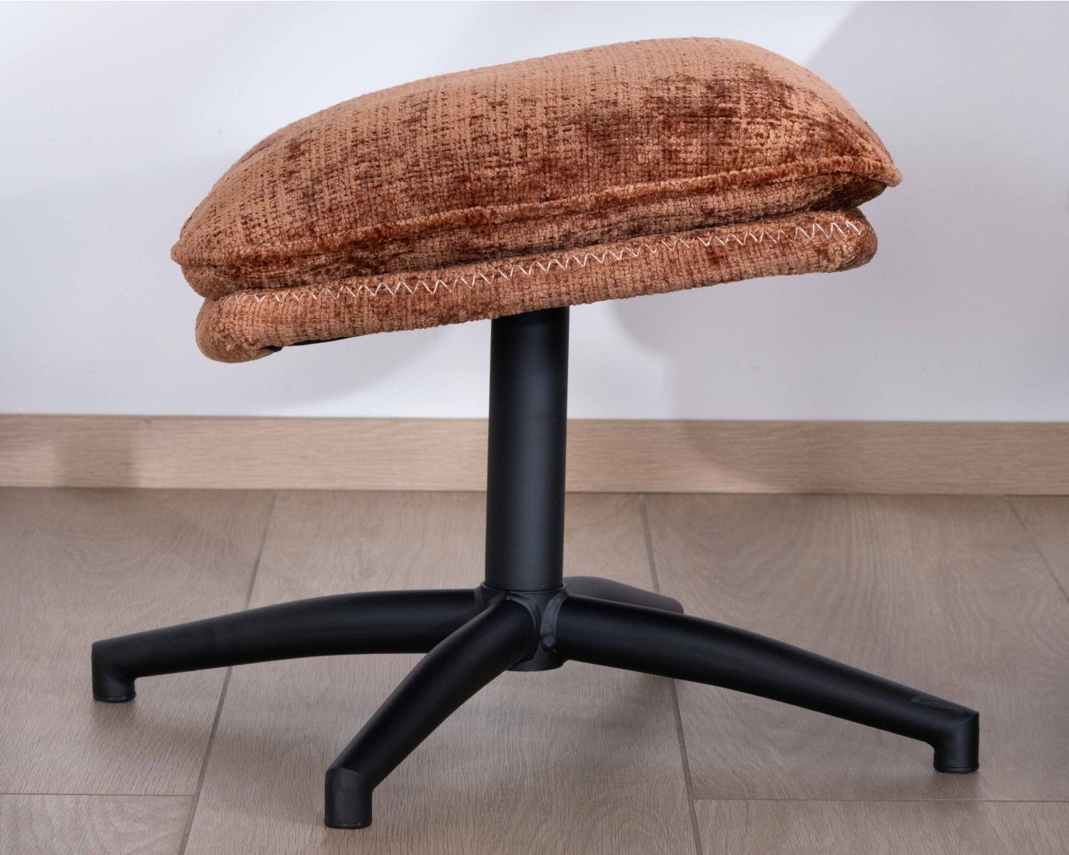 Poltrona reclinabile a 360° "Branson" con poggiapiedi in morbido tessuto terracotta