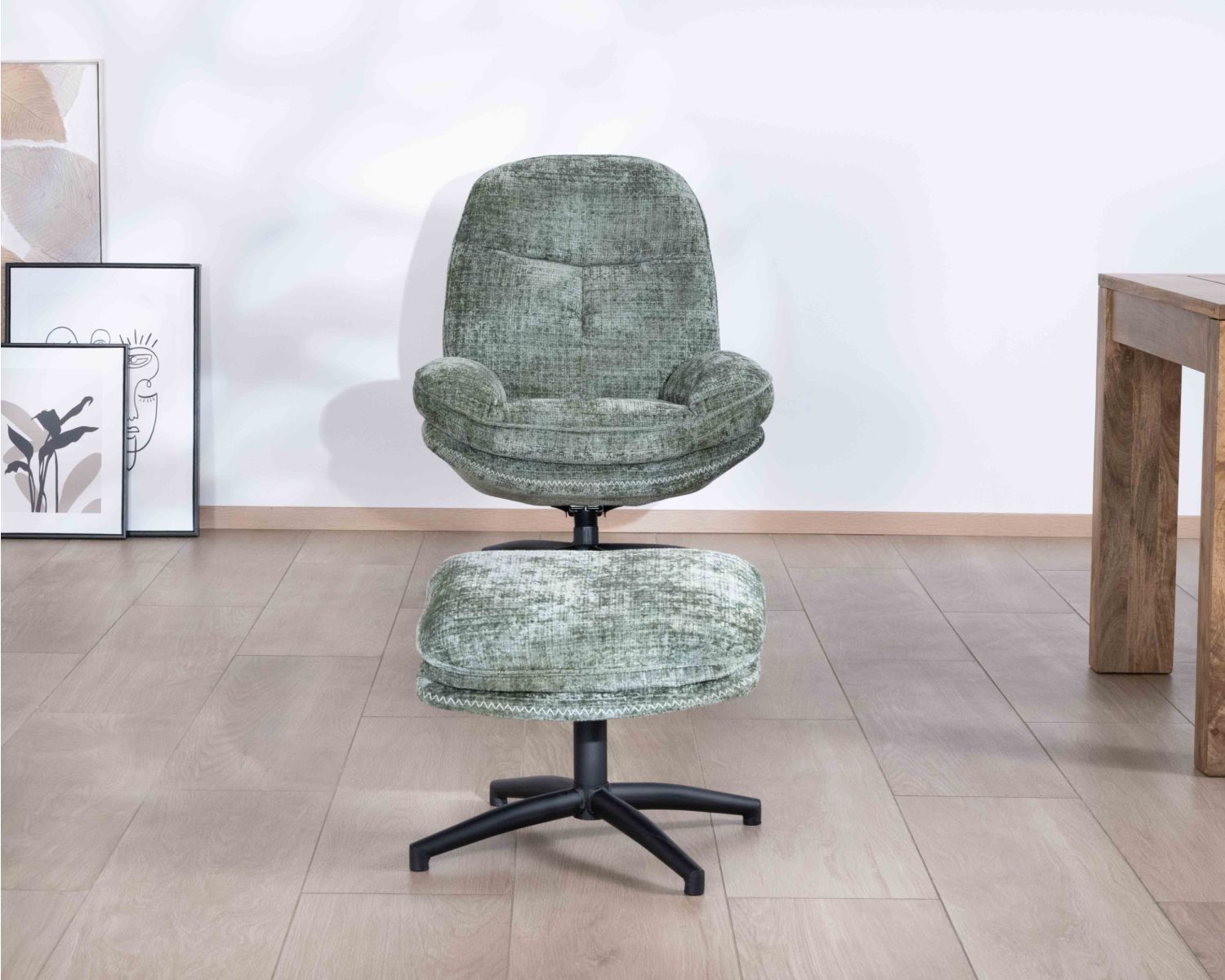 Poltrona girevole dal design retrò "Branson" in tessuto setoso verde salvia con poggiapiedi