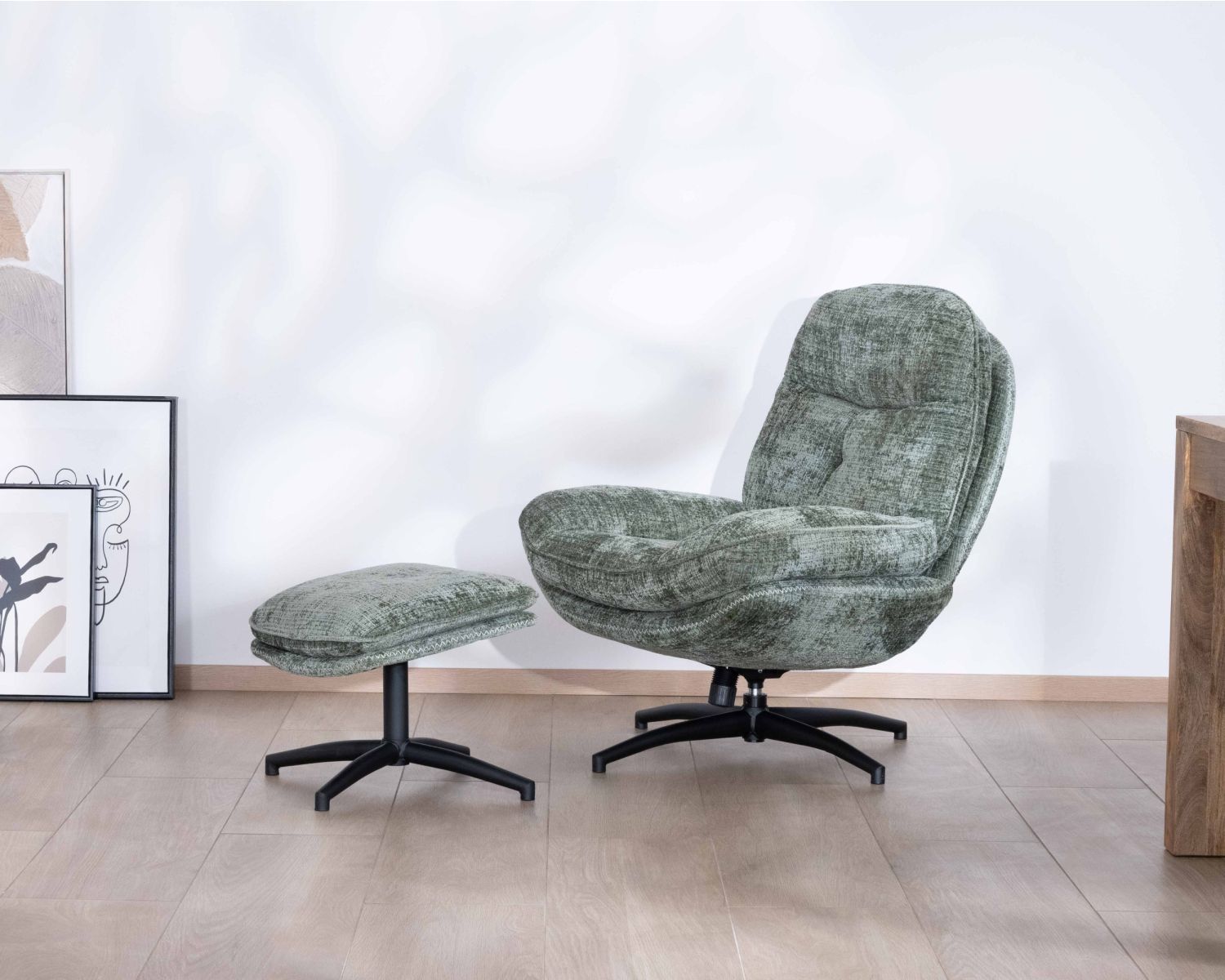 Poltrona girevole dal design retrò "Branson" in tessuto setoso verde salvia con poggiapiedi