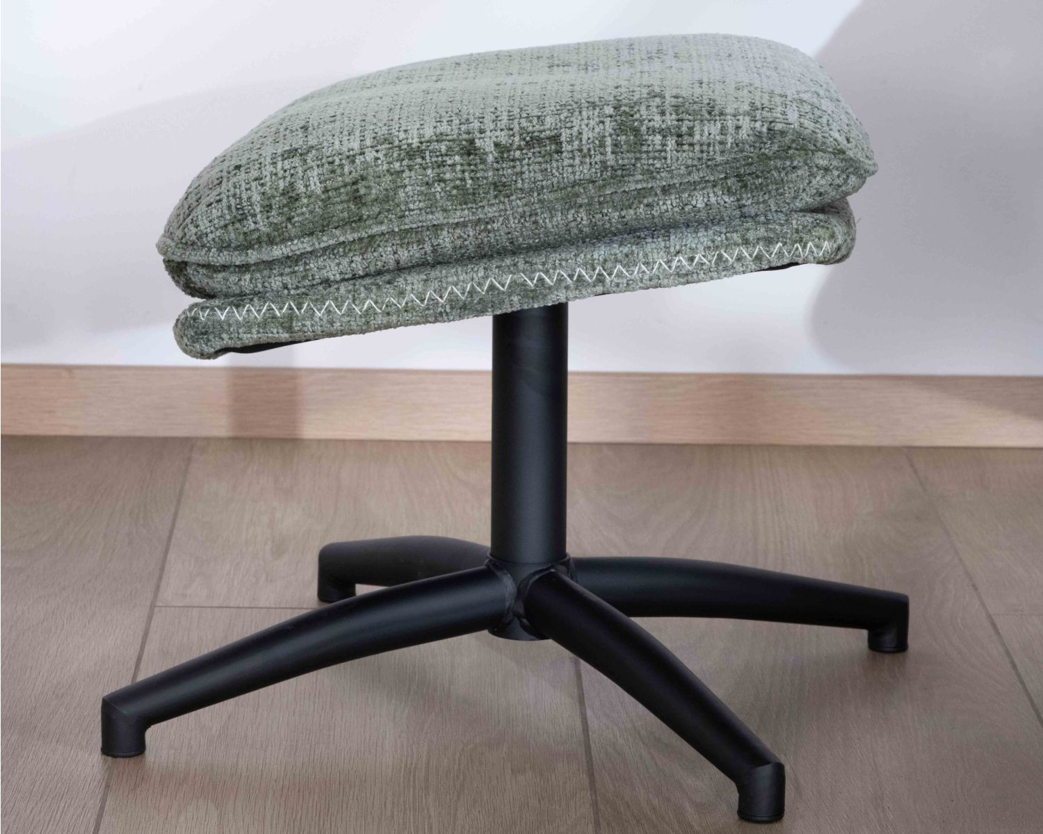 Poltrona girevole dal design retrò "Branson" in tessuto setoso verde salvia con poggiapiedi