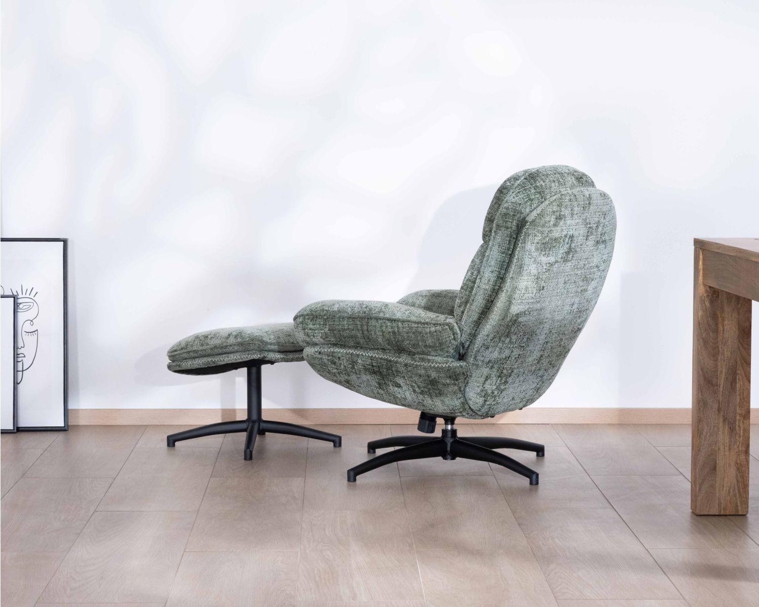 Poltrona girevole dal design retrò "Branson" in tessuto setoso verde salvia con poggiapiedi