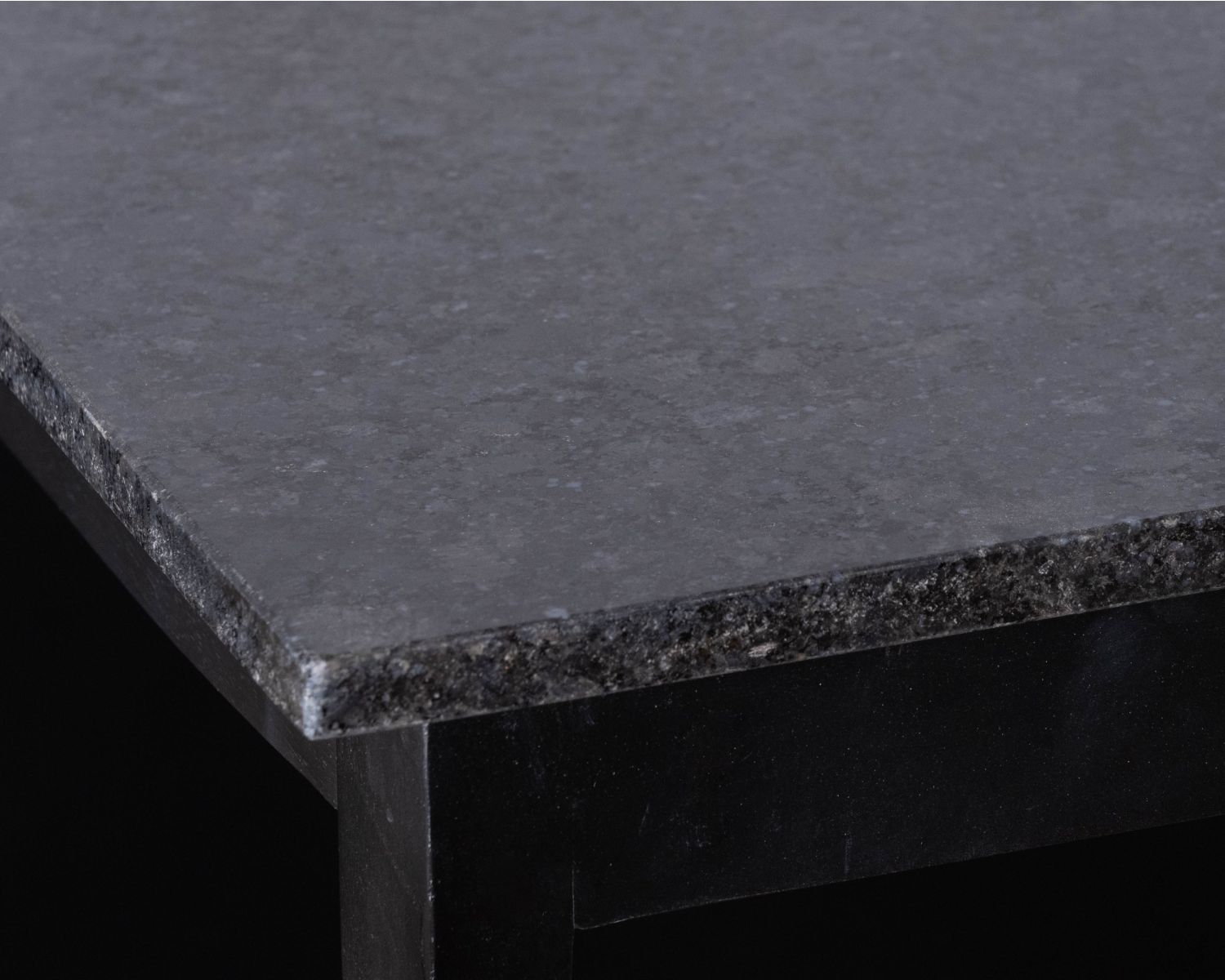 Isola cucina nera con zona pranzo "Grand Chef" in legno di mango e granito