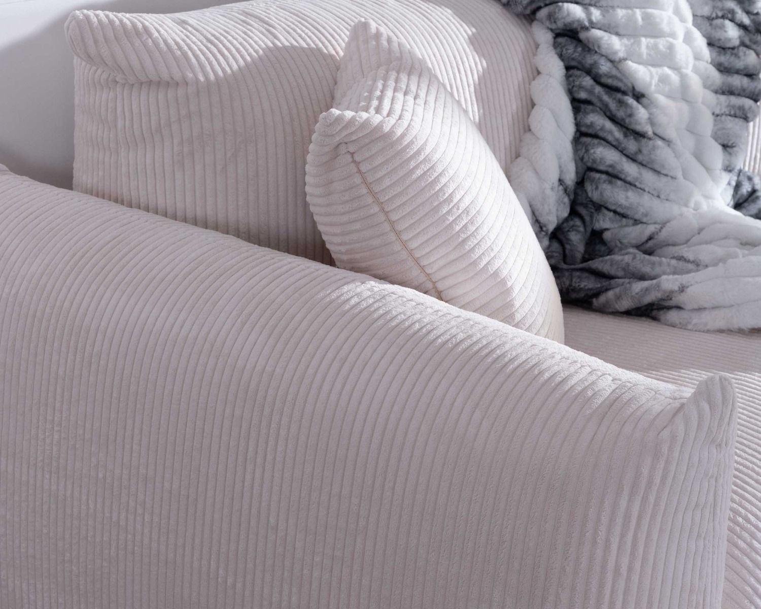 Divano retrò "Moon" a 3 posti in velluto bianco