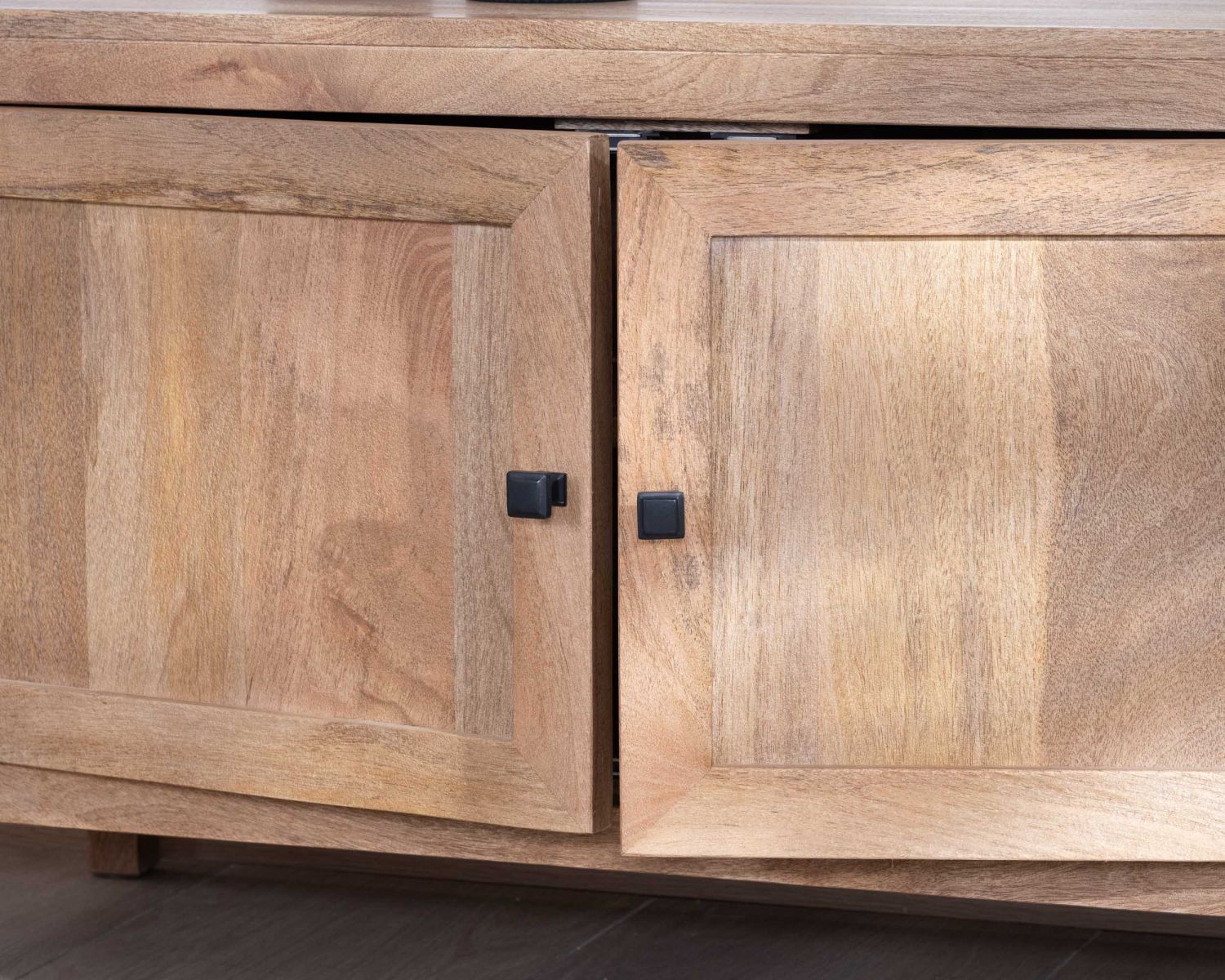 Porta TV in legno di mango "Maestro" da 160 cm con doppia anta