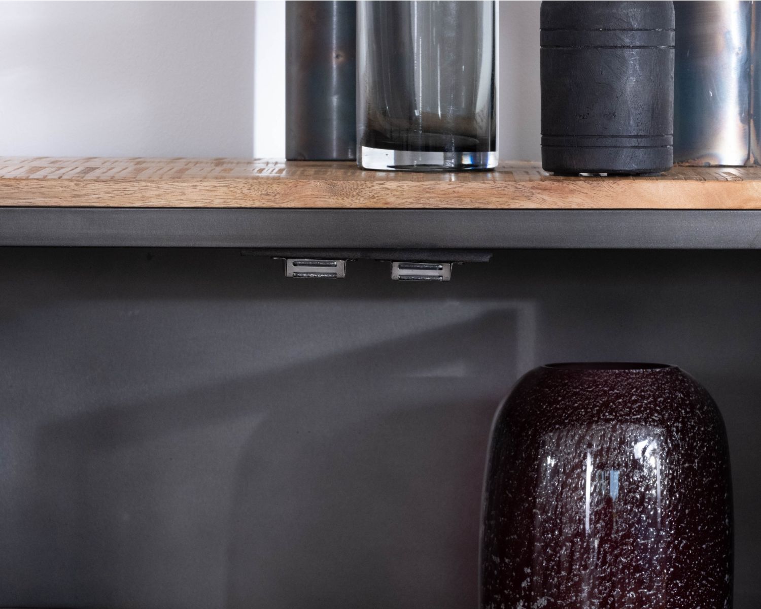 Credenza industriale in vetro "Dowtoun" in metallo e legno esotico, 180 cm