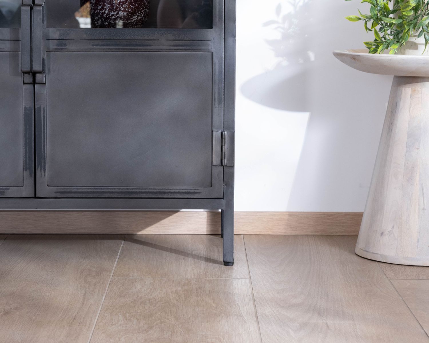 Credenza industriale in vetro "Dowtoun" in metallo e legno esotico, 180 cm