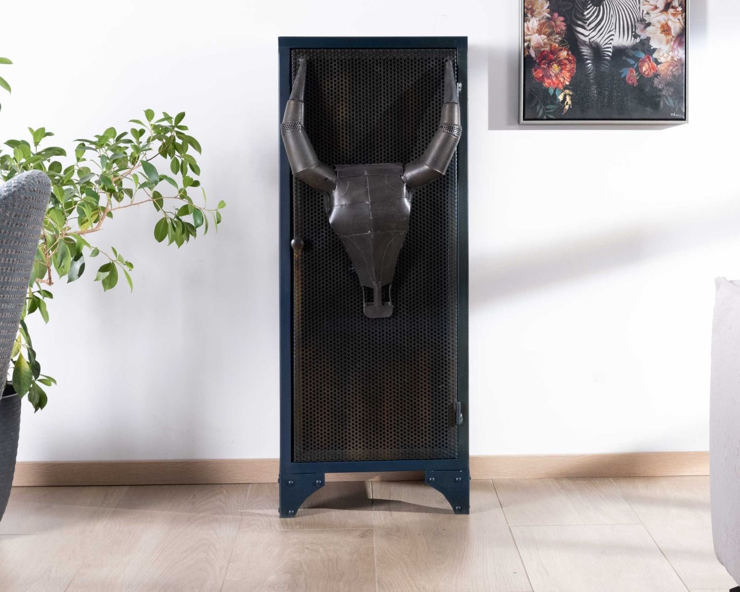 Contenitore in metallo con frontale a testa di toro in rilievo "Crazy"