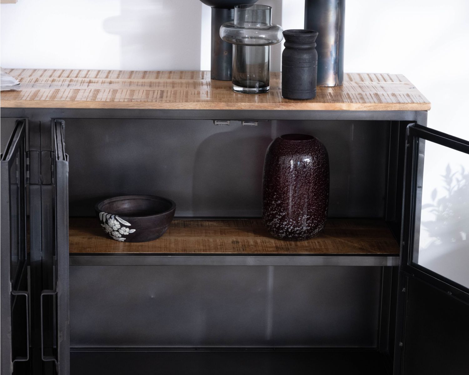 Credenza industriale in vetro "Dowtoun" in metallo e legno esotico, 180 cm