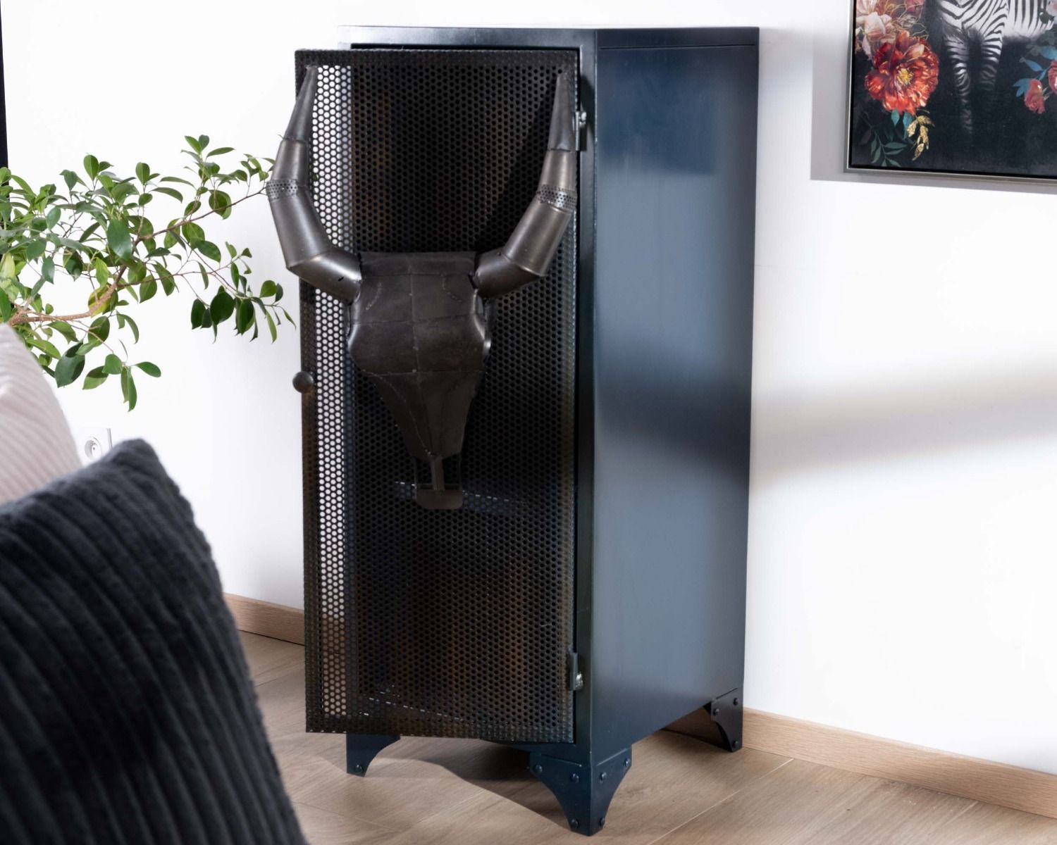 Contenitore in metallo con frontale a testa di toro in rilievo "Crazy"