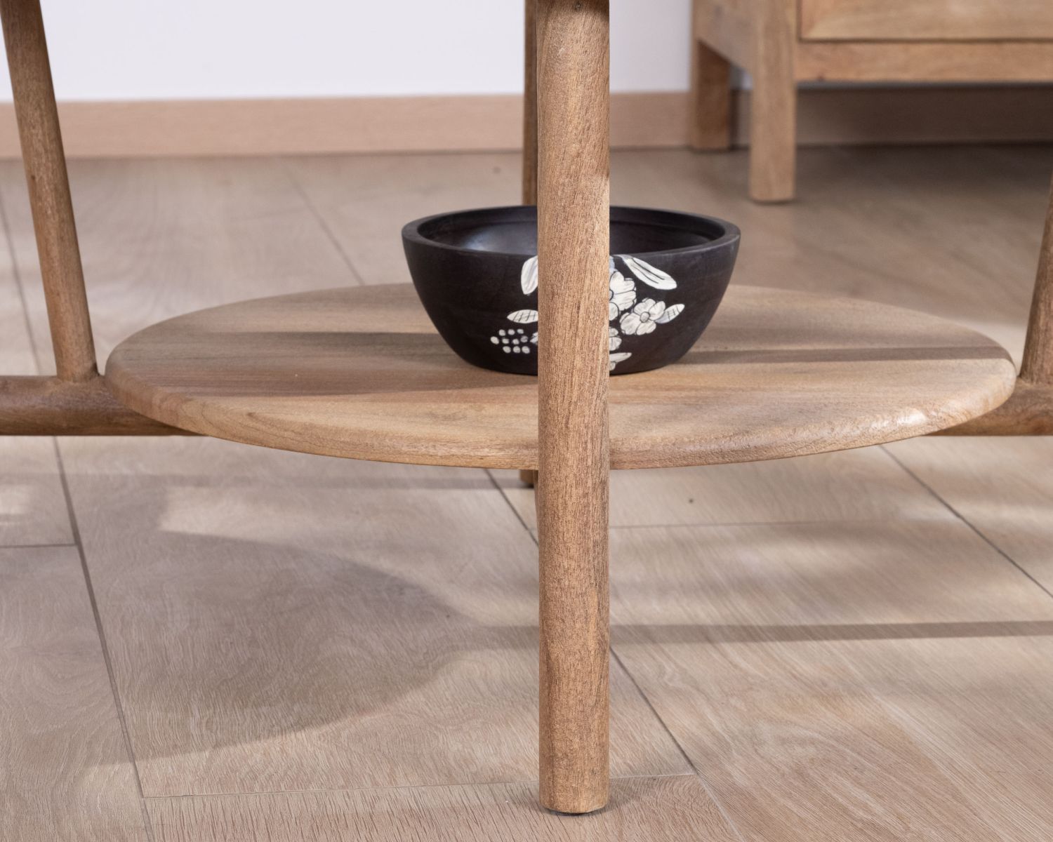 Tavolo da salotto rotondo "Plume" con doppio piano in legno di mango, diametro 90 cm