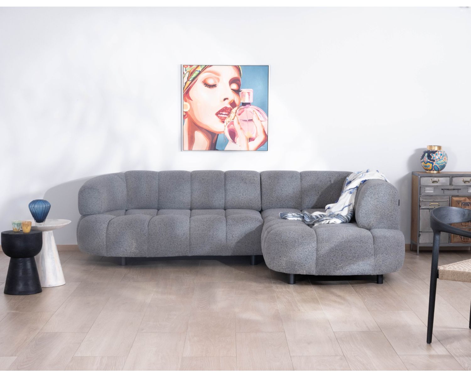 Ampio divano angolare in tessuto grigio "Syltan" con profondità di seduta regolabile elettricamente