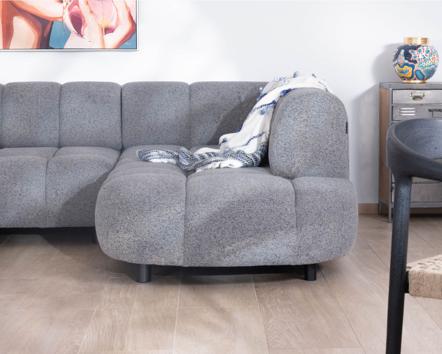 Ampio divano angolare in tessuto grigio "Syltan" con profondità di seduta regolabile elettricamente