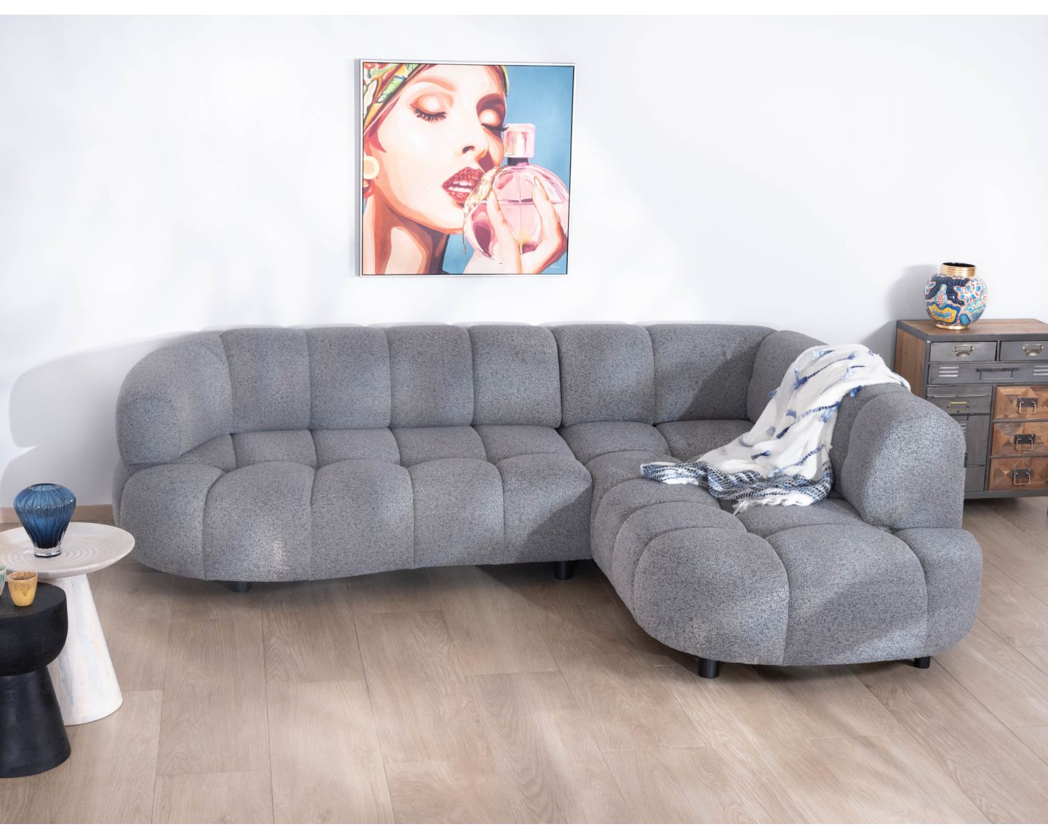 Ampio divano angolare in tessuto grigio "Syltan" con profondità di seduta regolabile elettricamente