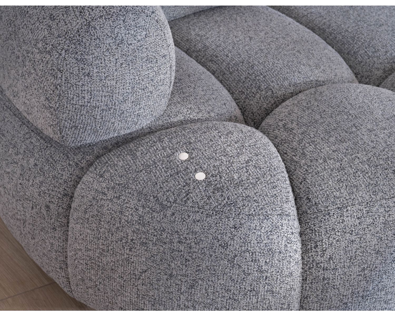 Ampio divano angolare in tessuto grigio "Syltan" con profondità di seduta regolabile elettricamente