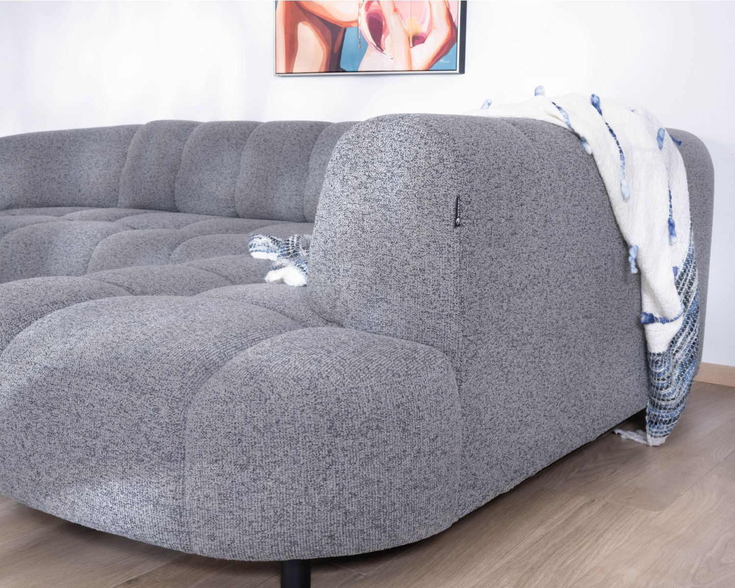 Ampio divano angolare in tessuto grigio "Syltan" con profondità di seduta regolabile elettricamente