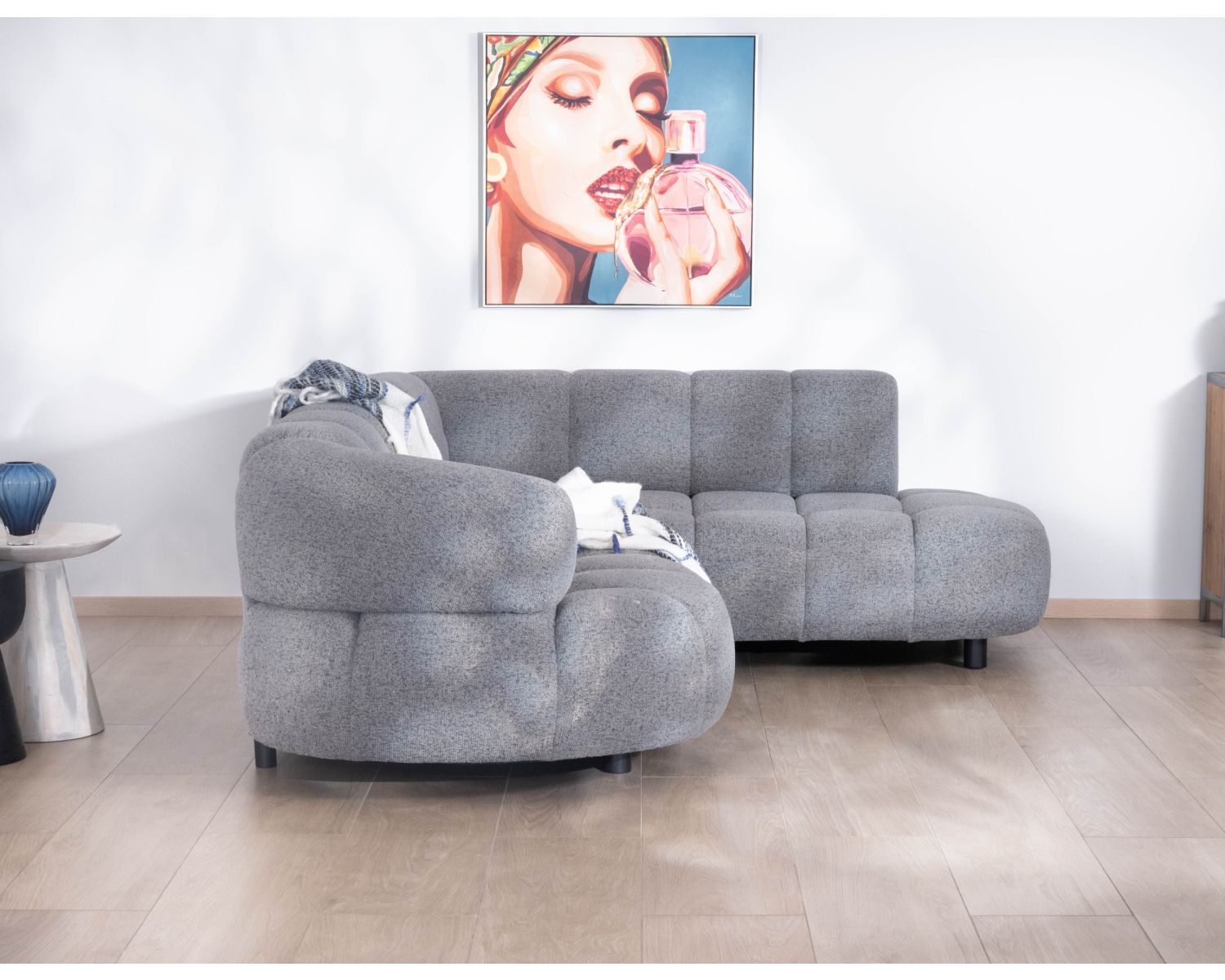 Ampio divano angolare in tessuto grigio "Syltan" con profondità di seduta regolabile elettricamente