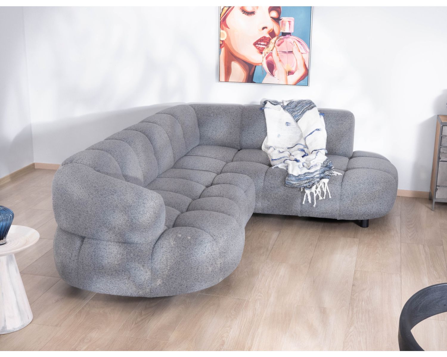 Ampio divano angolare in tessuto grigio "Syltan" con profondità di seduta regolabile elettricamente