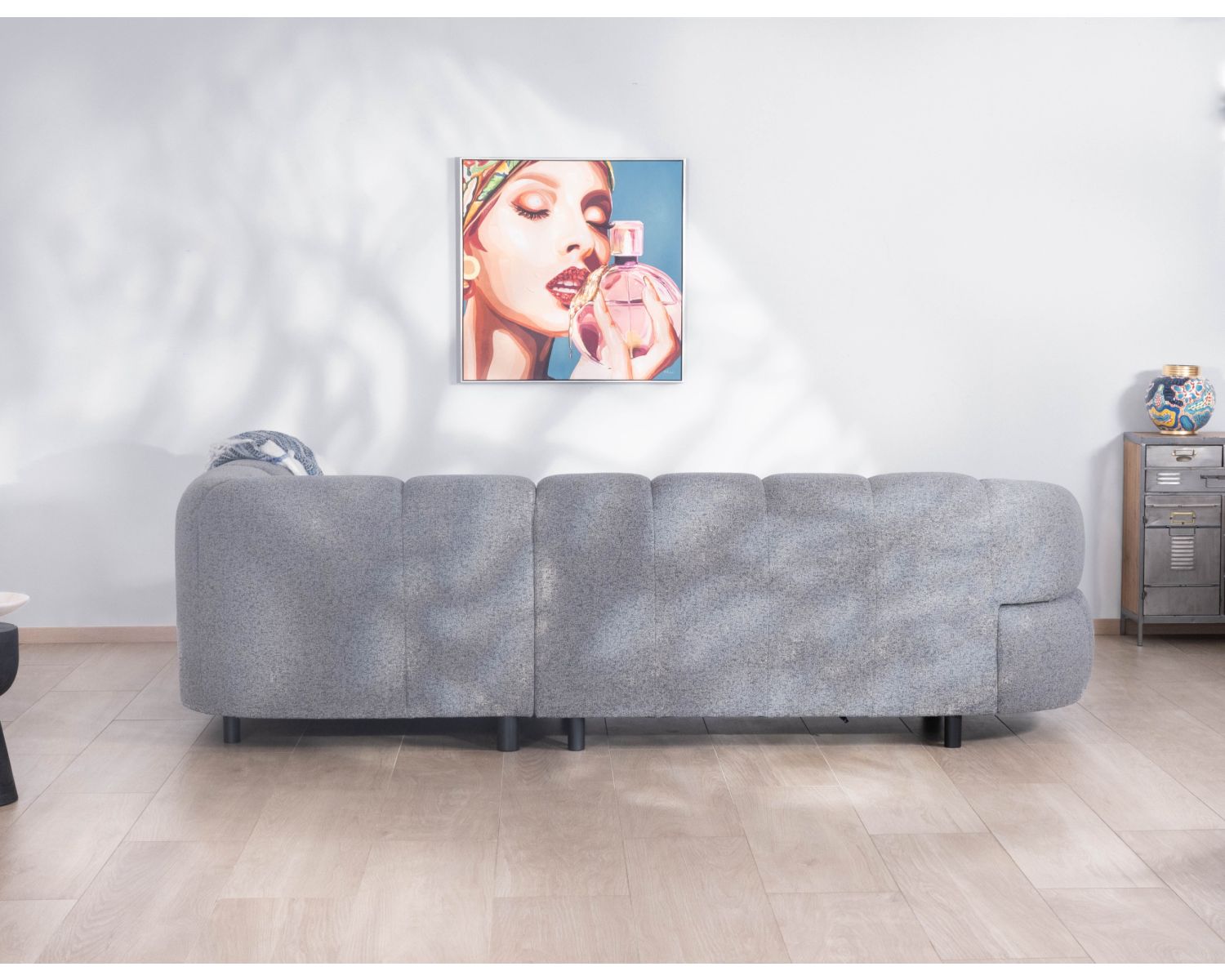 Ampio divano angolare in tessuto grigio "Syltan" con profondità di seduta regolabile elettricamente