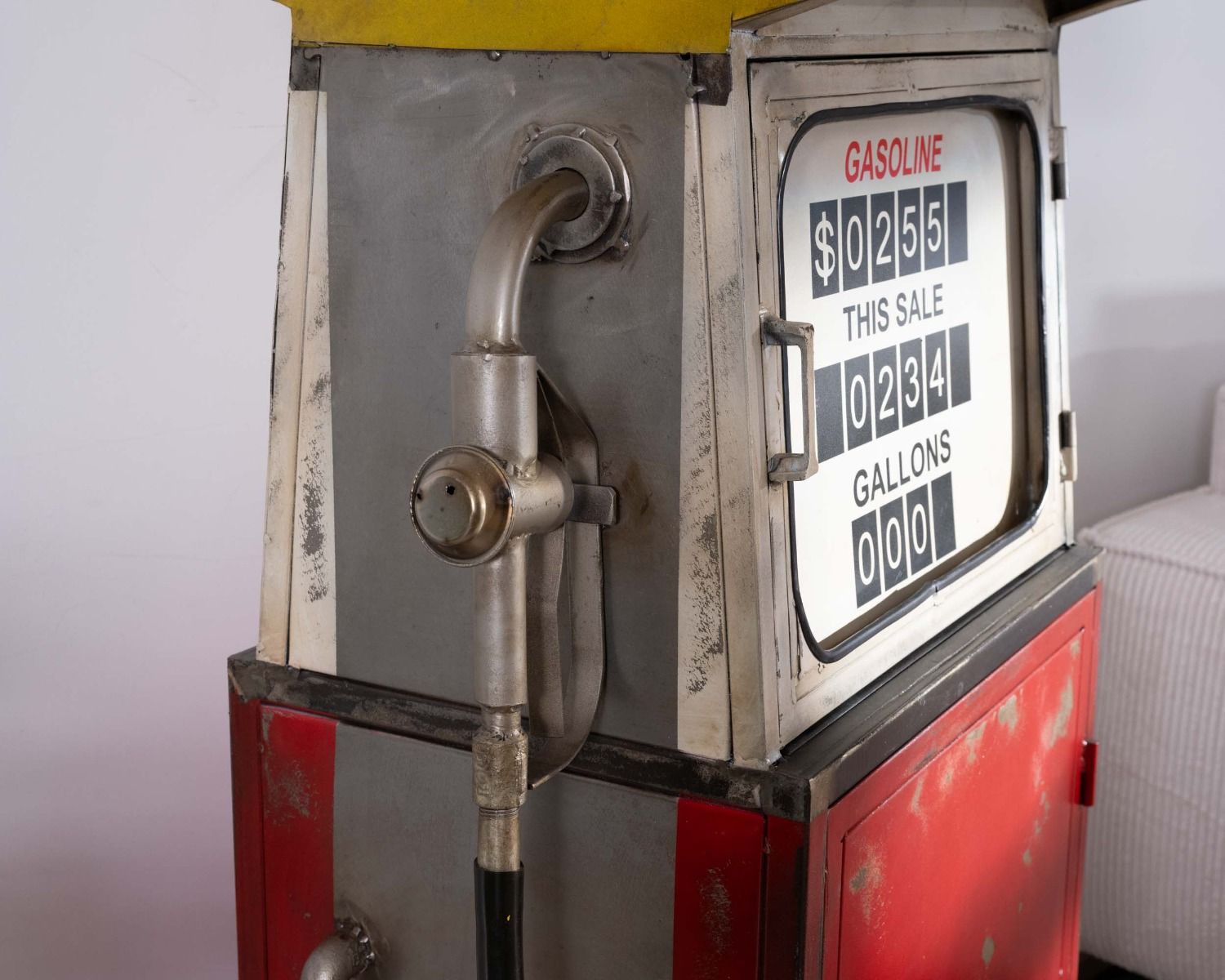 Mobiletto bar con pompa di benzina rossa "Crazy