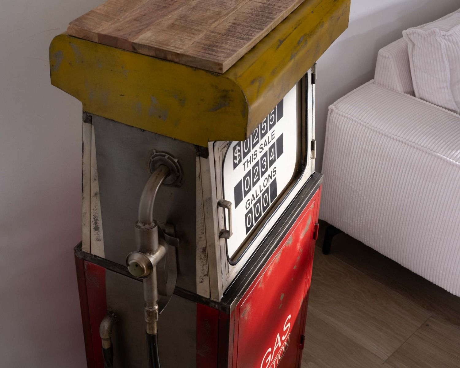 Mobiletto bar con pompa di benzina rossa "Crazy