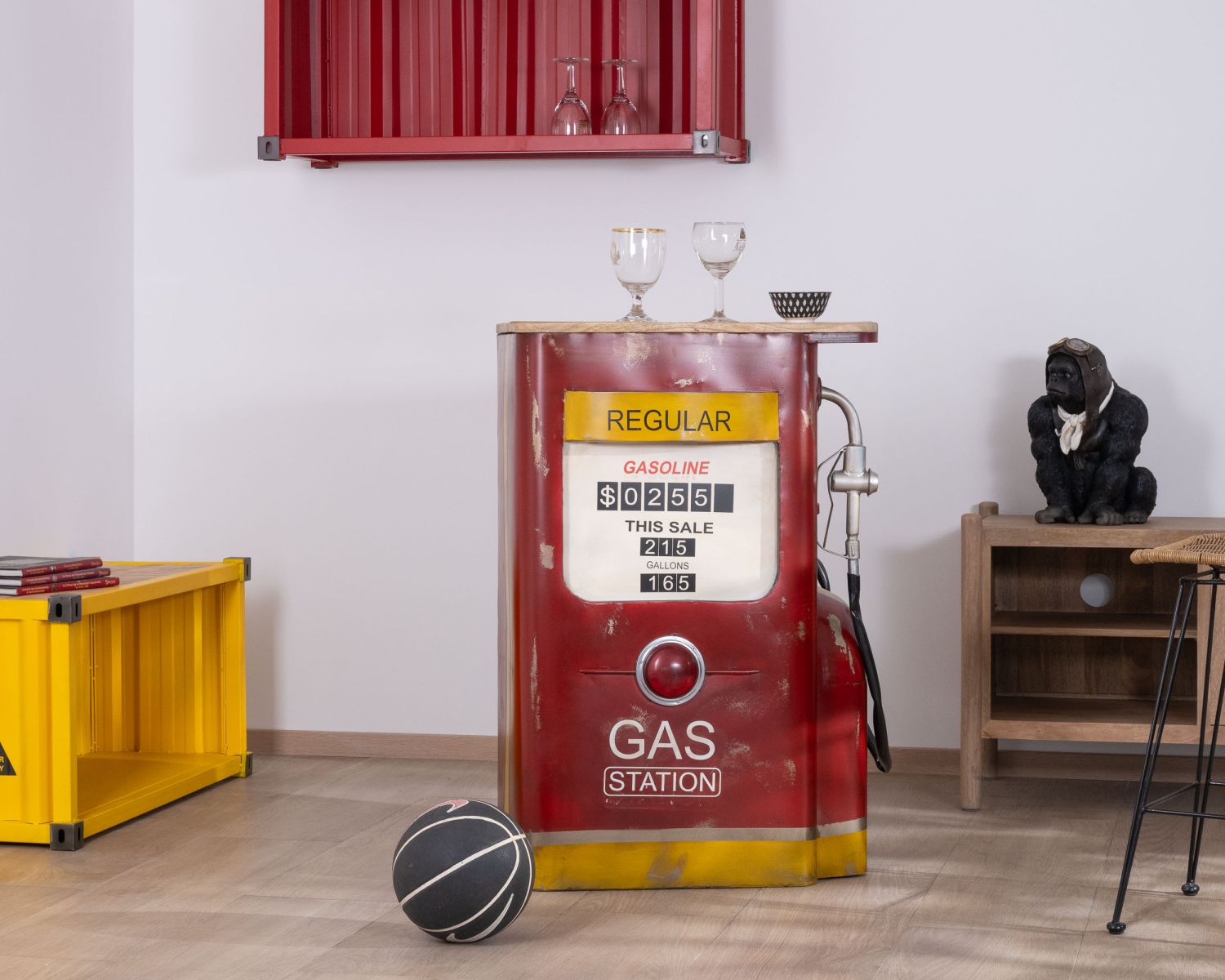 Banco bar "Crazy" con pompa di benzina rossa e oro e piano in legno di mango