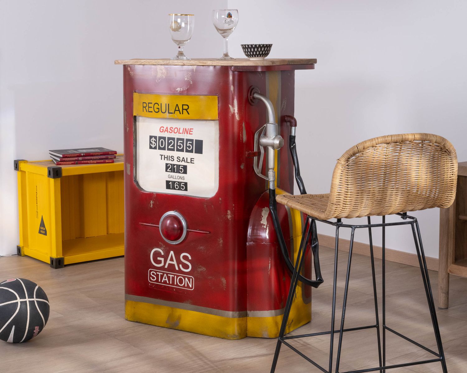 Banco bar "Crazy" con pompa di benzina rossa e oro e piano in legno di mango