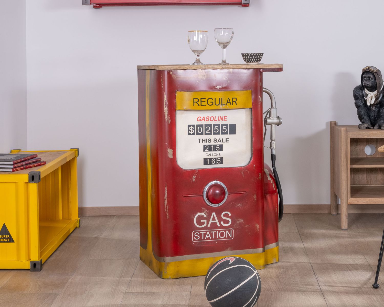 Banco bar "Crazy" con pompa di benzina rossa e oro e piano in legno di mango