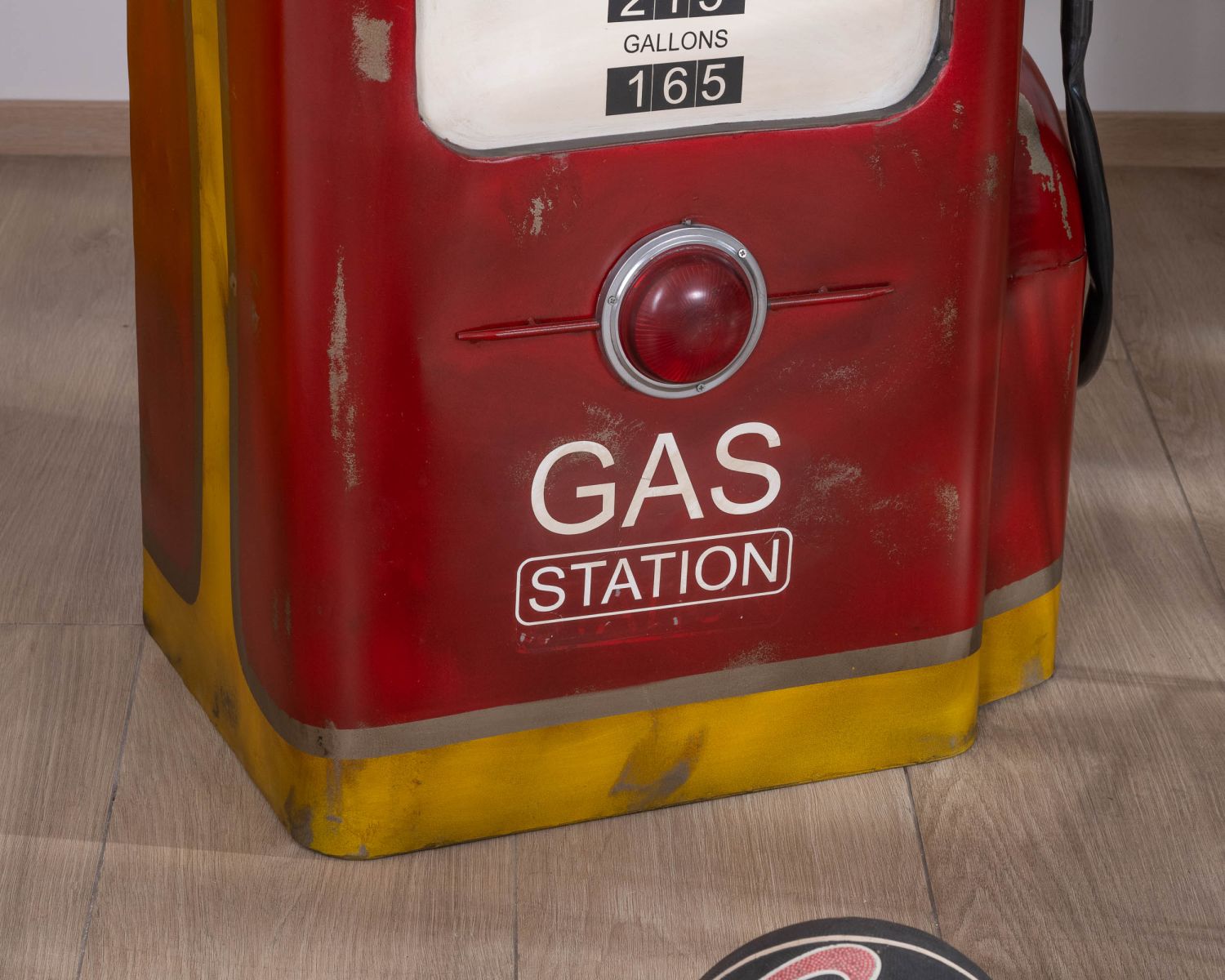 Banco bar "Crazy" con pompa di benzina rossa e oro e piano in legno di mango