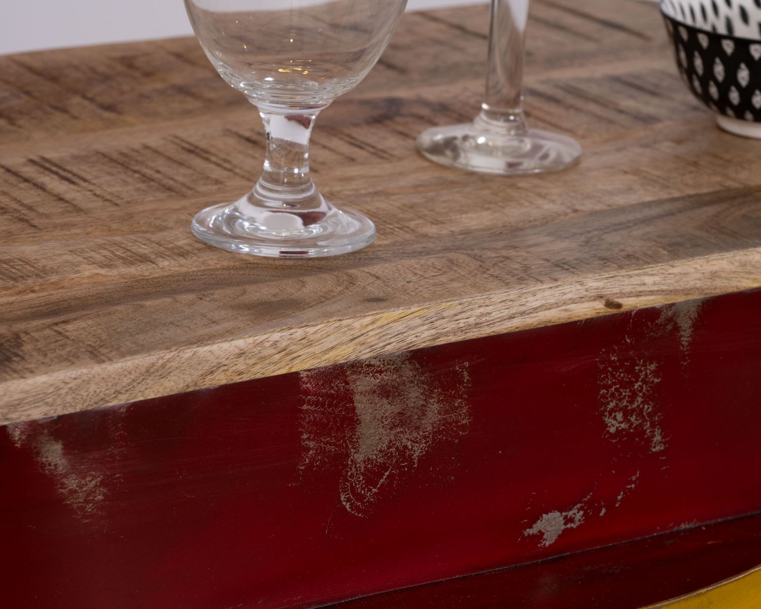 Banco bar "Crazy" con pompa di benzina rossa e oro e piano in legno di mango