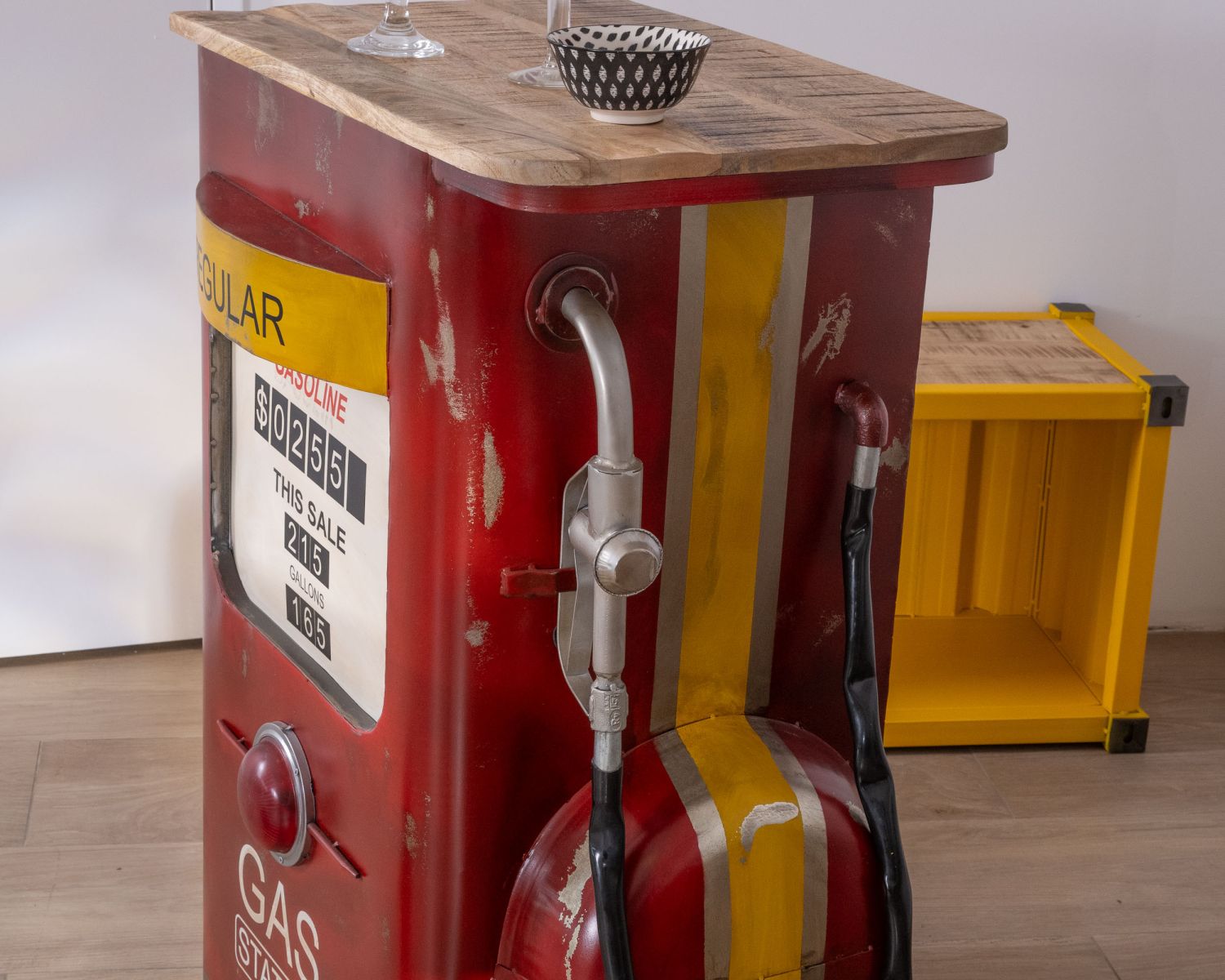 Banco bar "Crazy" con pompa di benzina rossa e oro e piano in legno di mango