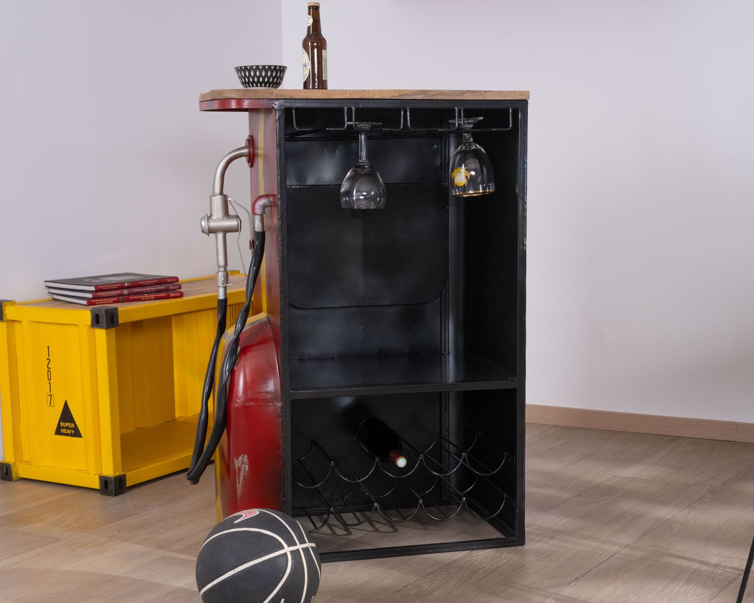 Banco bar "Crazy" con pompa di benzina rossa e oro e piano in legno di mango