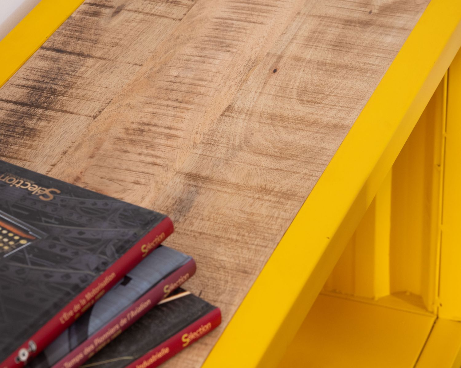 Scaffale per il riciclaggio giallo "Crazy" con piano in legno