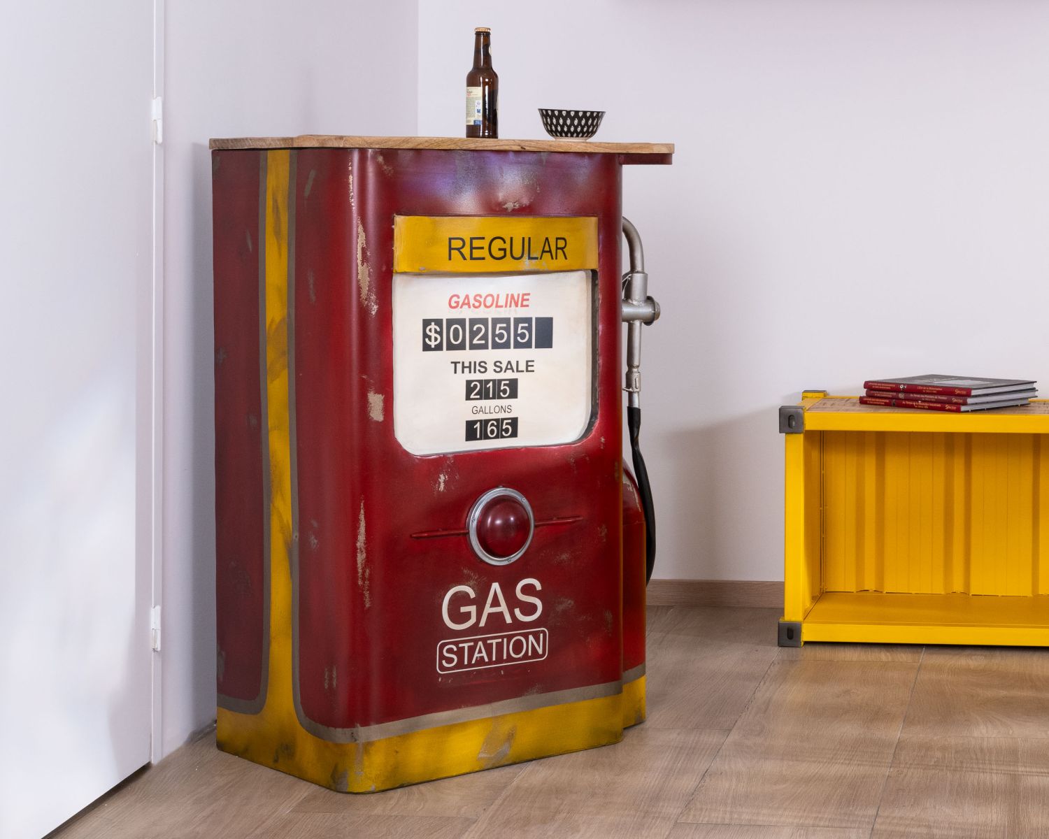 Banco bar "Crazy" con pompa di benzina rossa e oro e piano in legno di mango