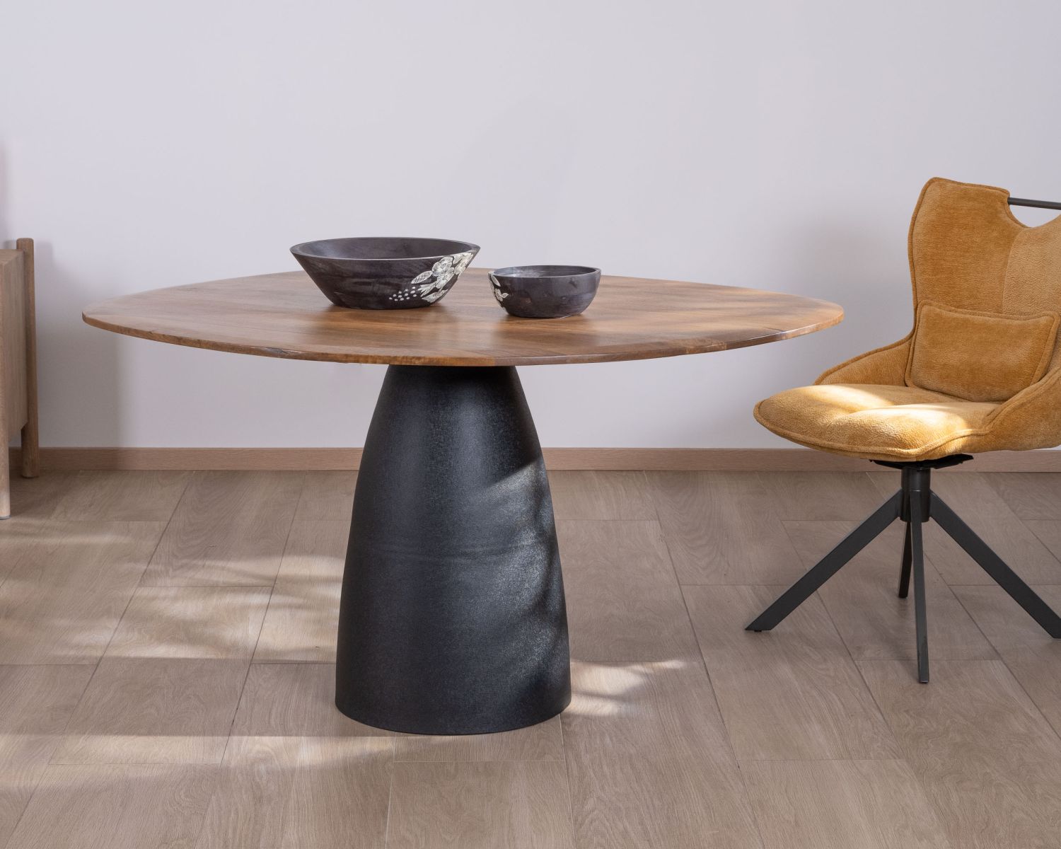 Set di 2 sedie in tessuto giallo senape su base girevole in metallo in stile retrò "Biorg