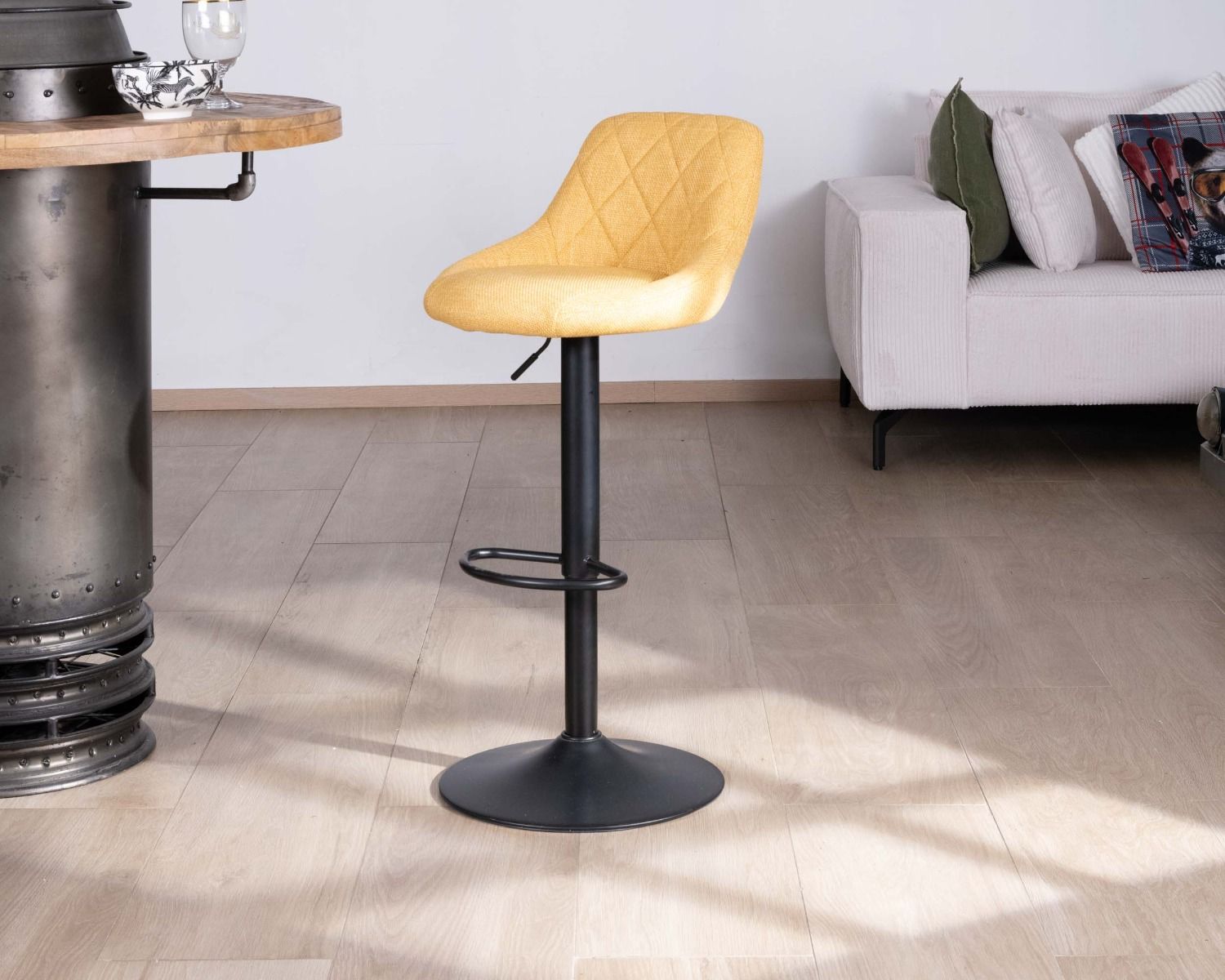 Set di 2 sedie da bar regolabili in altezza "O'Neal" in tessuto giallo con gambe in metallo nero