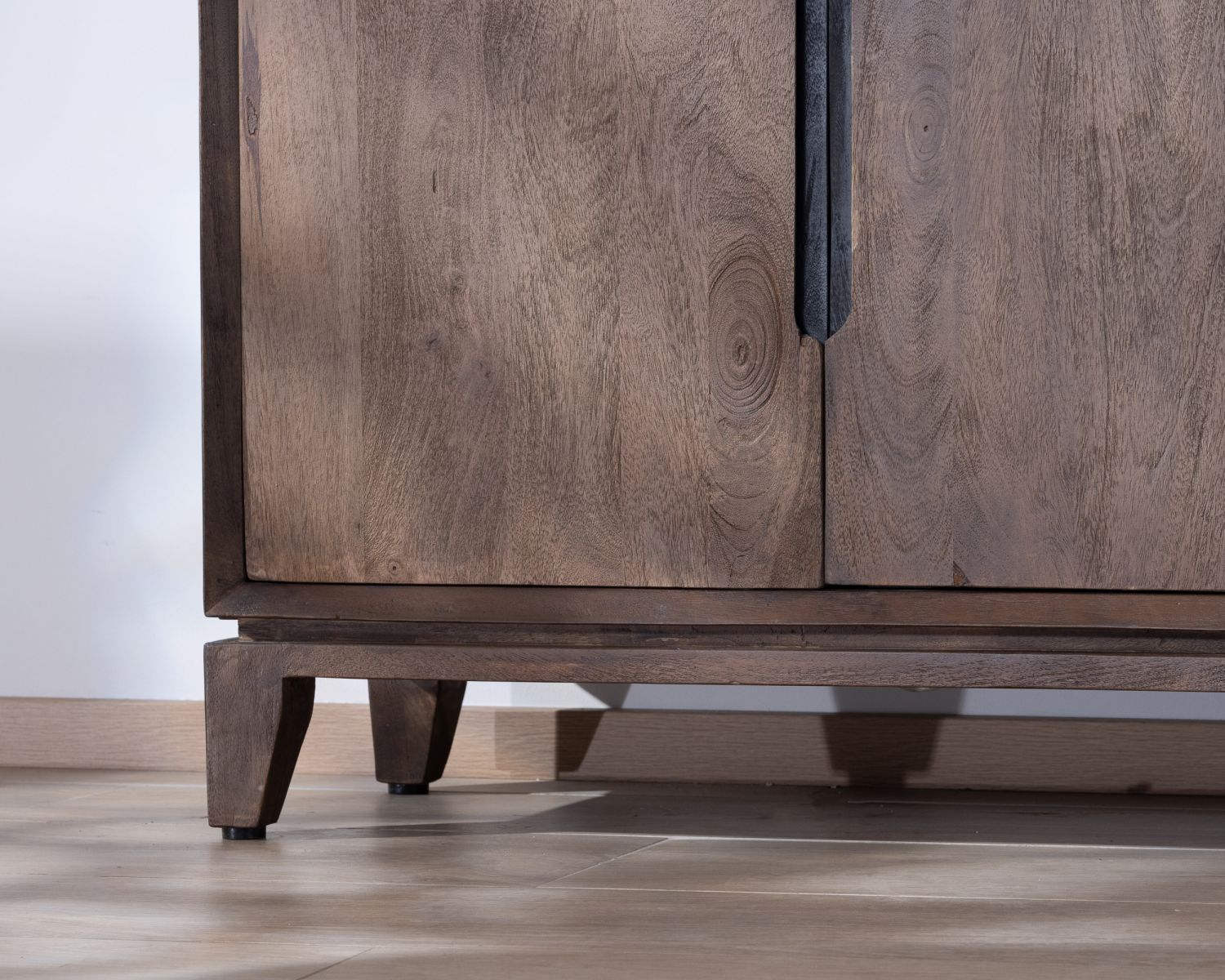 Credenza a 4 ante "Slody" in legno massiccio di mango, stile retrò
