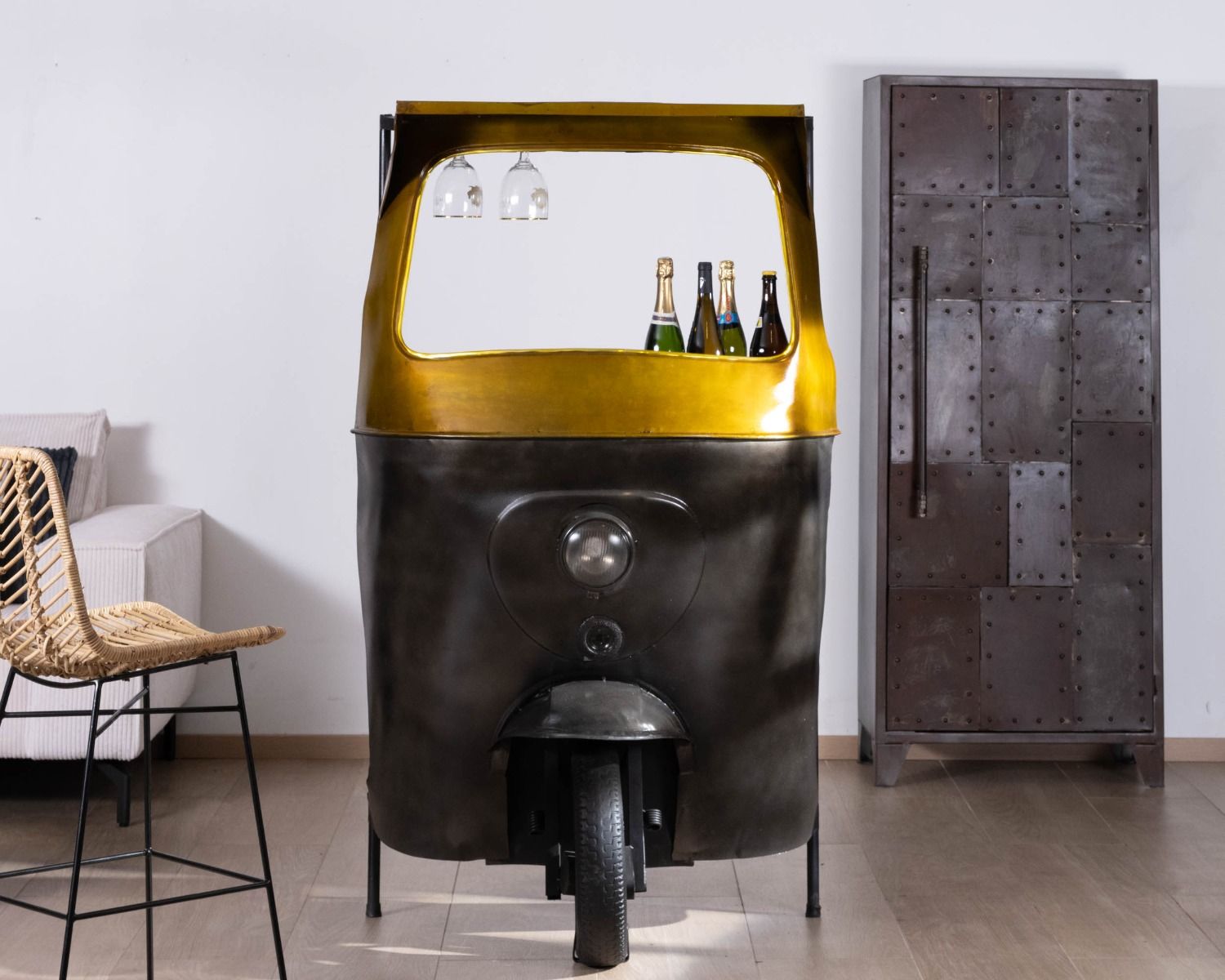 Bancone da bar in stile Tuk-tuk indiano nello spirito del recupero "Crazy